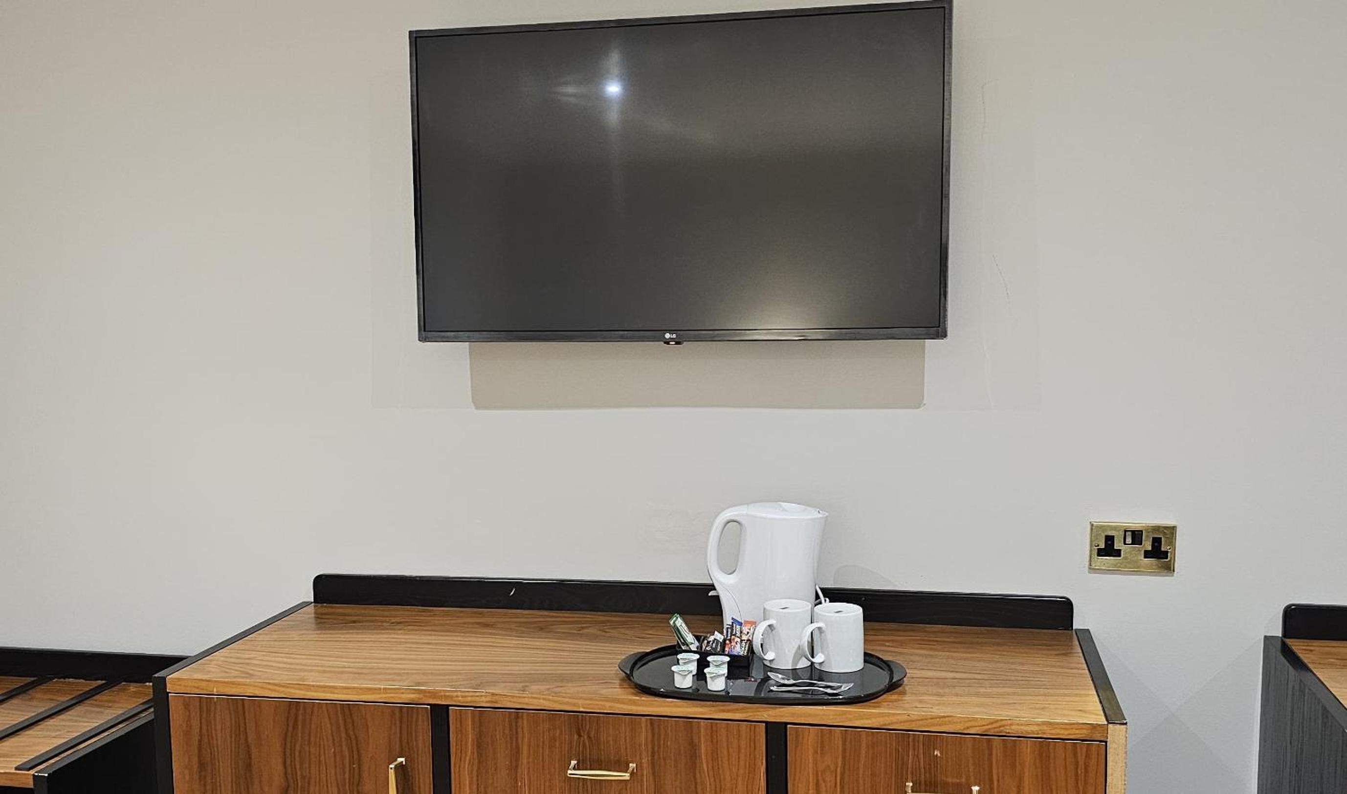 Suite With Mobility Access And Roll-In Shower - Non-Smoking