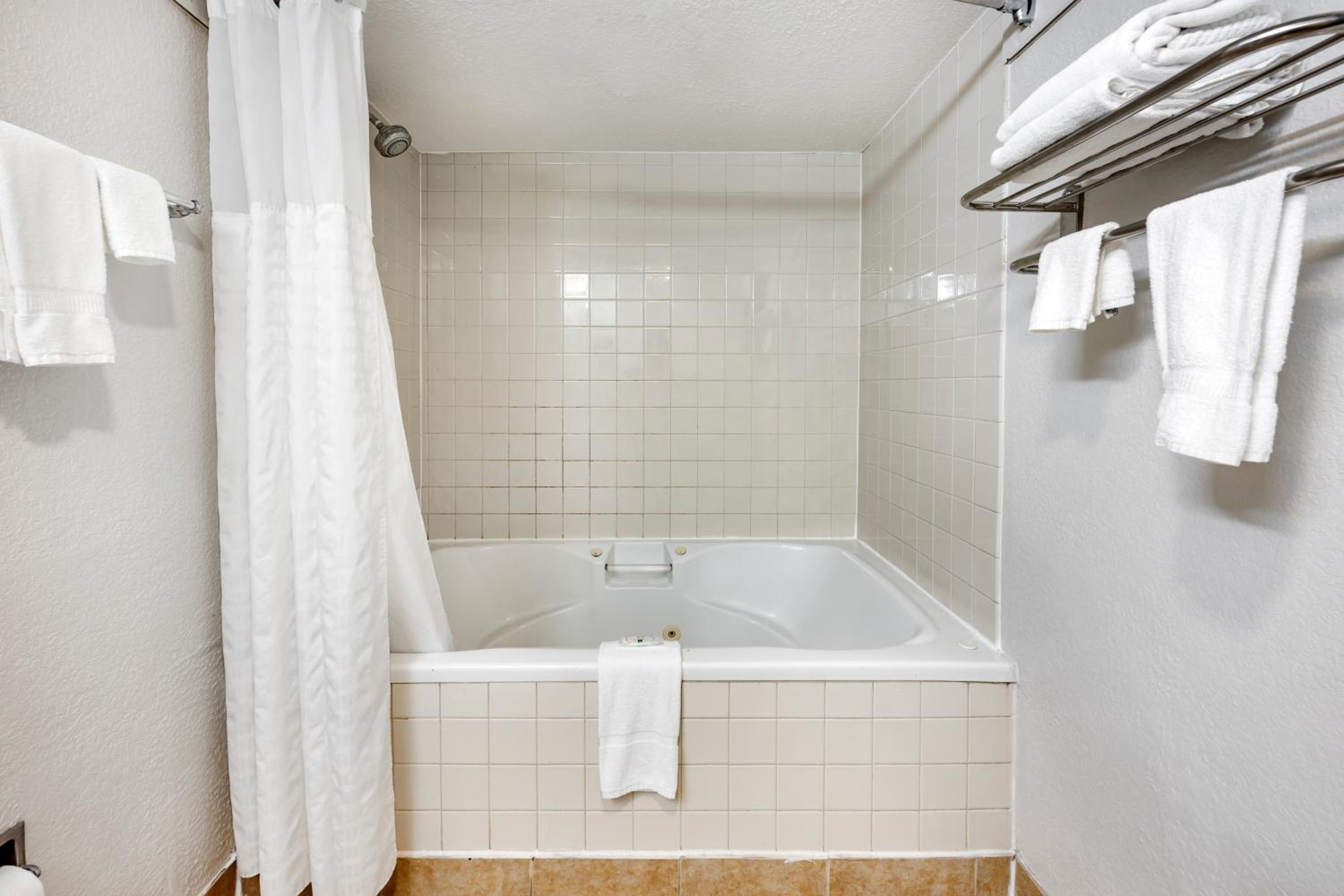 King Room with Whirpool - Non-Smoking - Photo 2