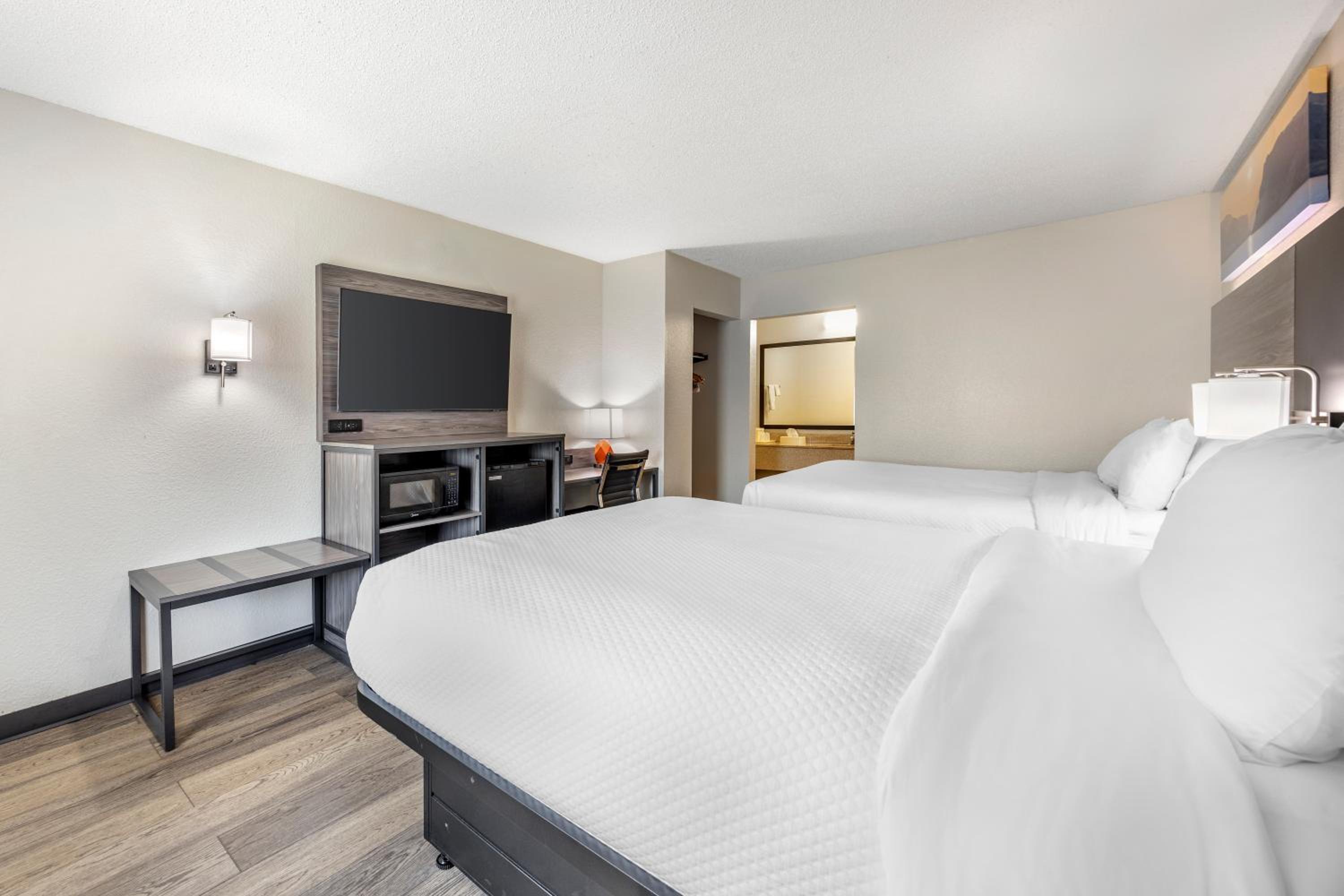 Queen Room with Two Queen Beds - Non-Smoking - Photo 6