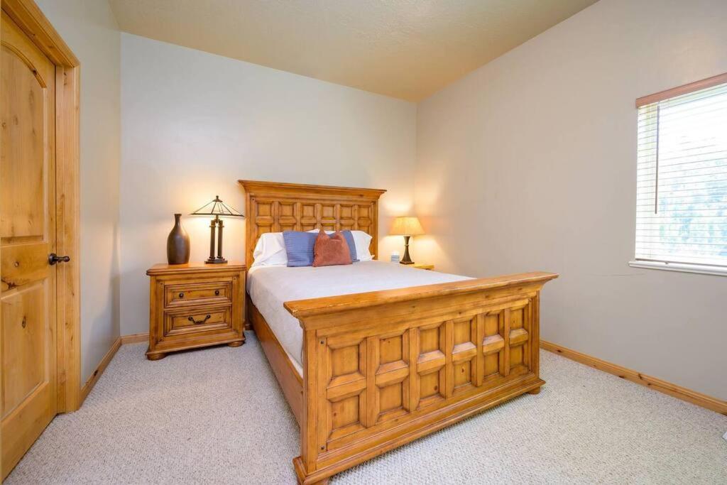 Six-Bedroom House photo 1