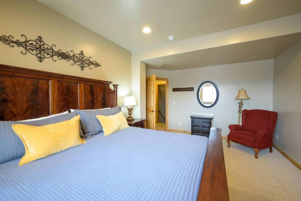 Six-Bedroom House photo 3