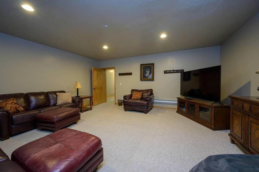 Six-Bedroom House photo 2