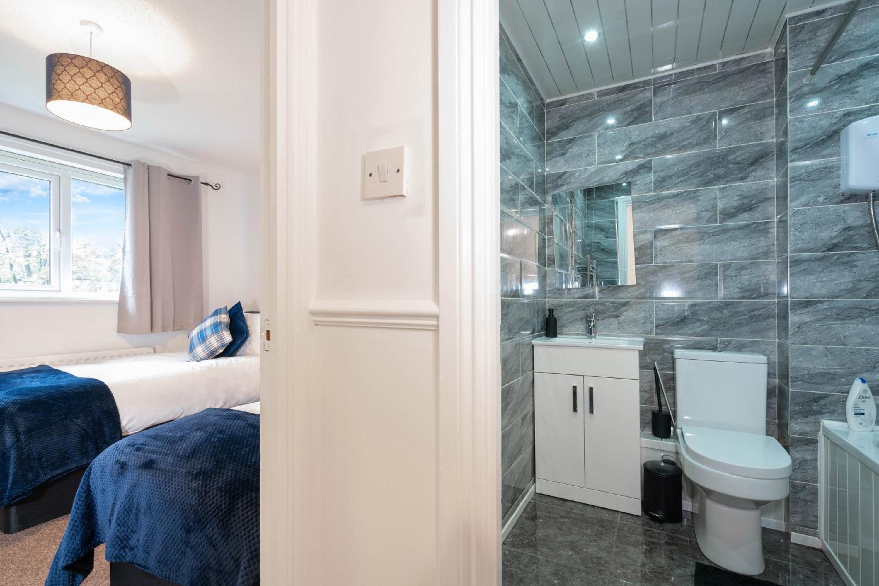 Two-Bedroom House - Photo 2