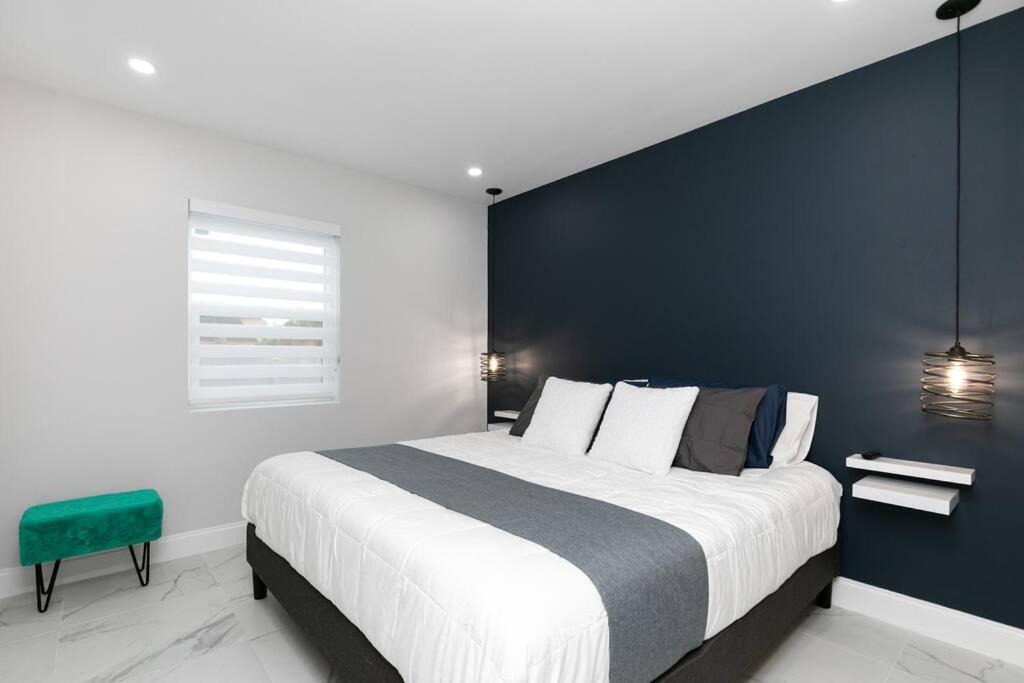 Five-Bedroom House photo 1
