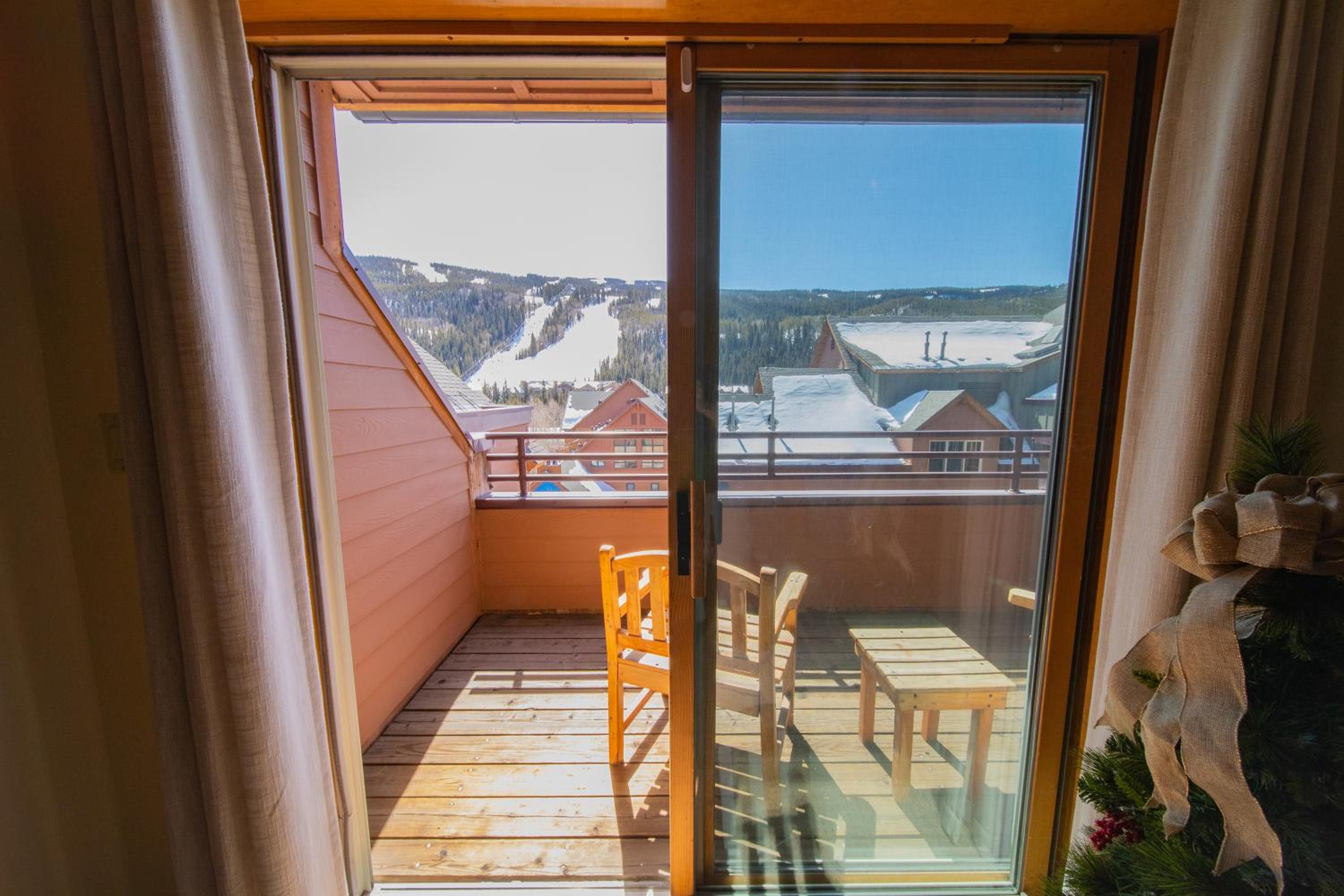 One-Bedroom Apartment with Balcony photo 1