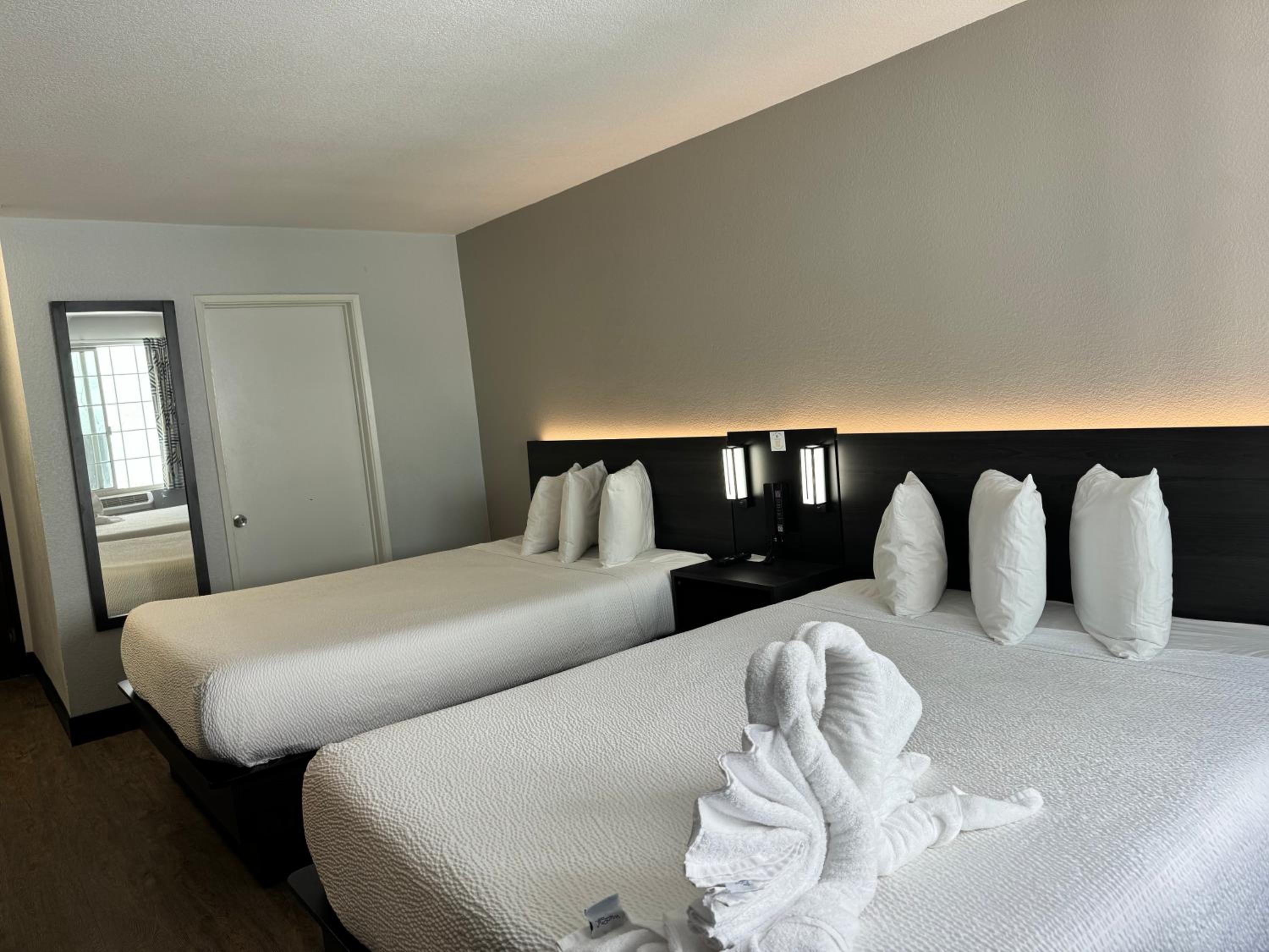 Queen Room with Two Queen Beds photo 1