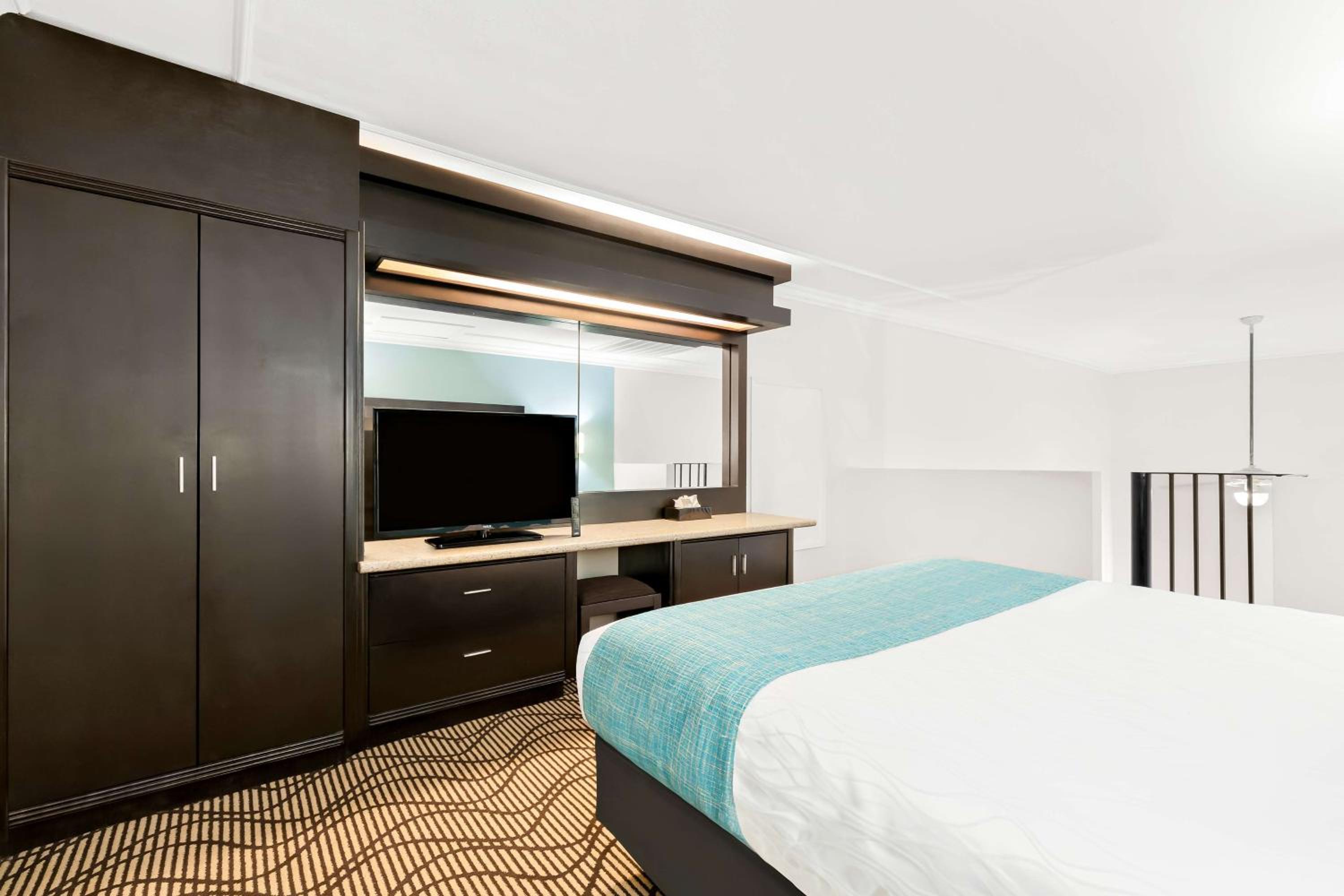 King Suite with Two King Beds photo 3