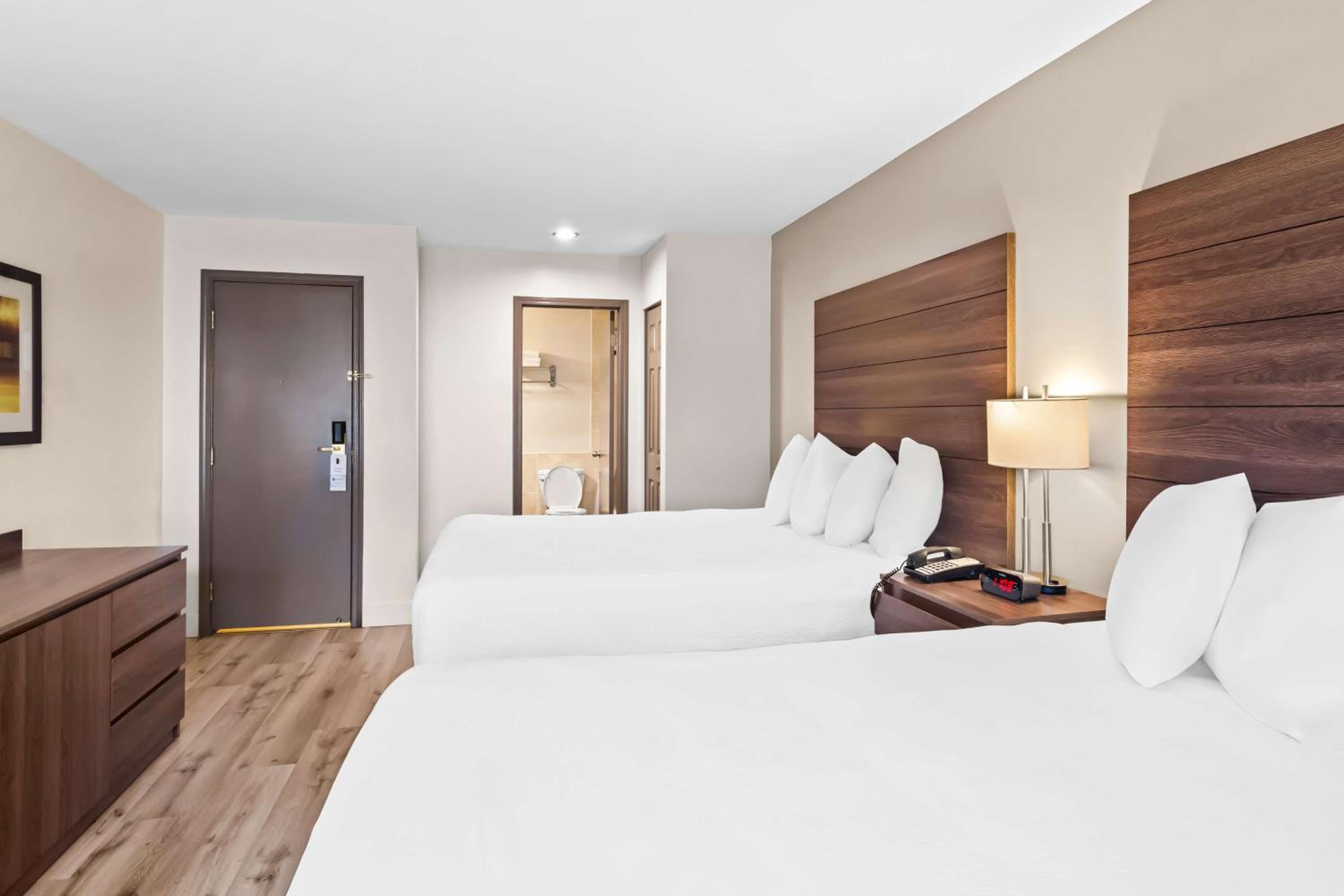 Queen Room with Two Queen Beds and Kitchenette - Non-Smoking - Photo 3