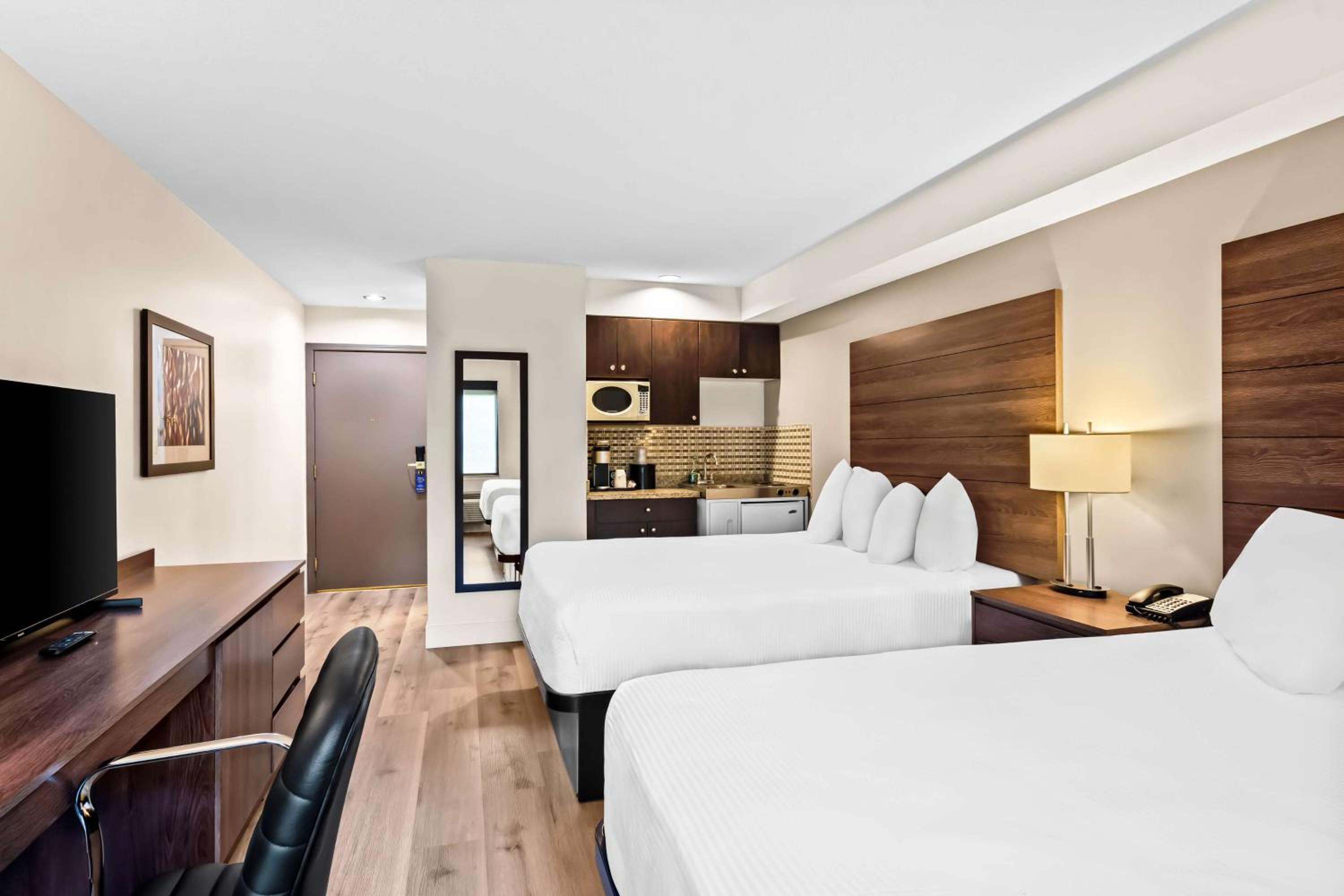 Queen Room with Two Queen Beds and Kitchenette - Non-Smoking - Photo 4