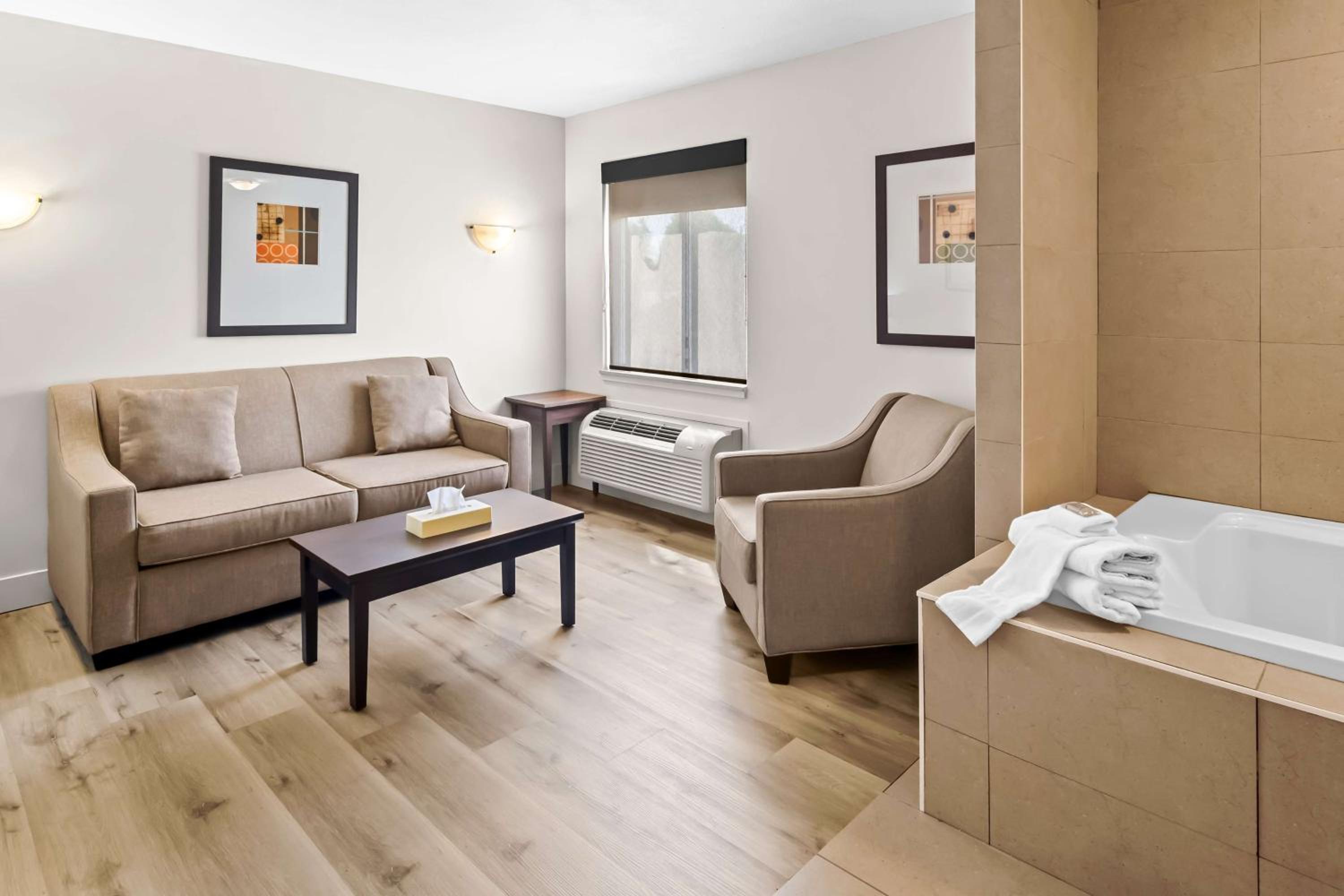 One-Bedroom King Suite with Sofa Bed - Non-Smoking - Photo 4