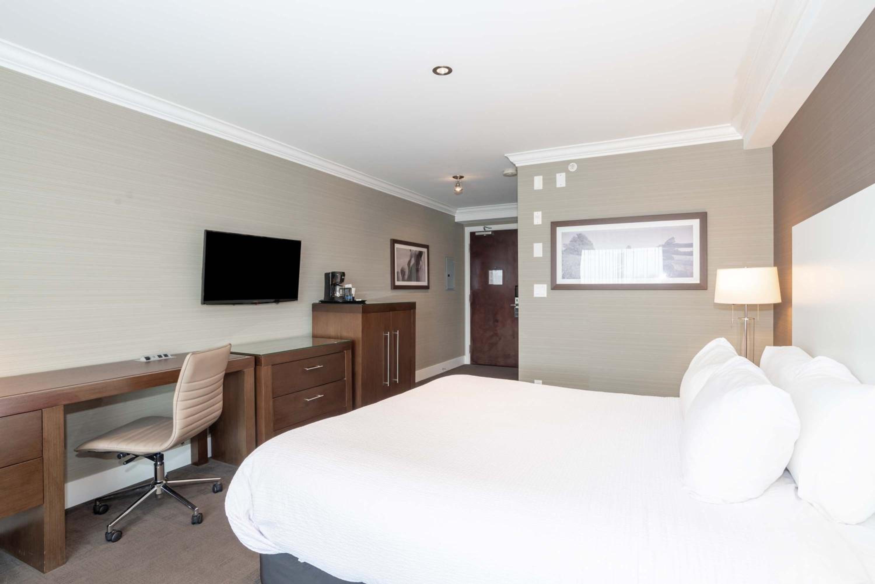 Standard Room, 1 King Bed photo 2