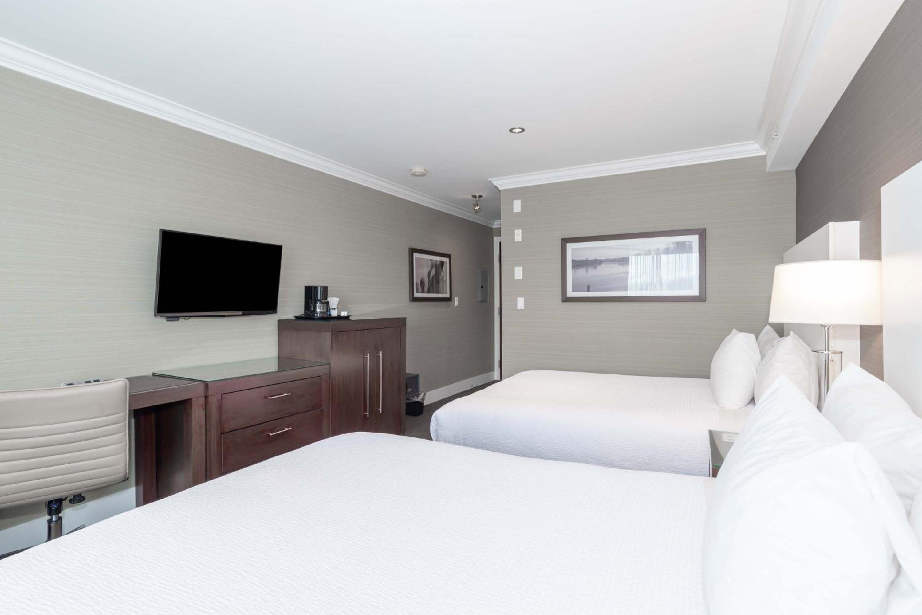 Standard Room, 2 Queen Beds photo 2