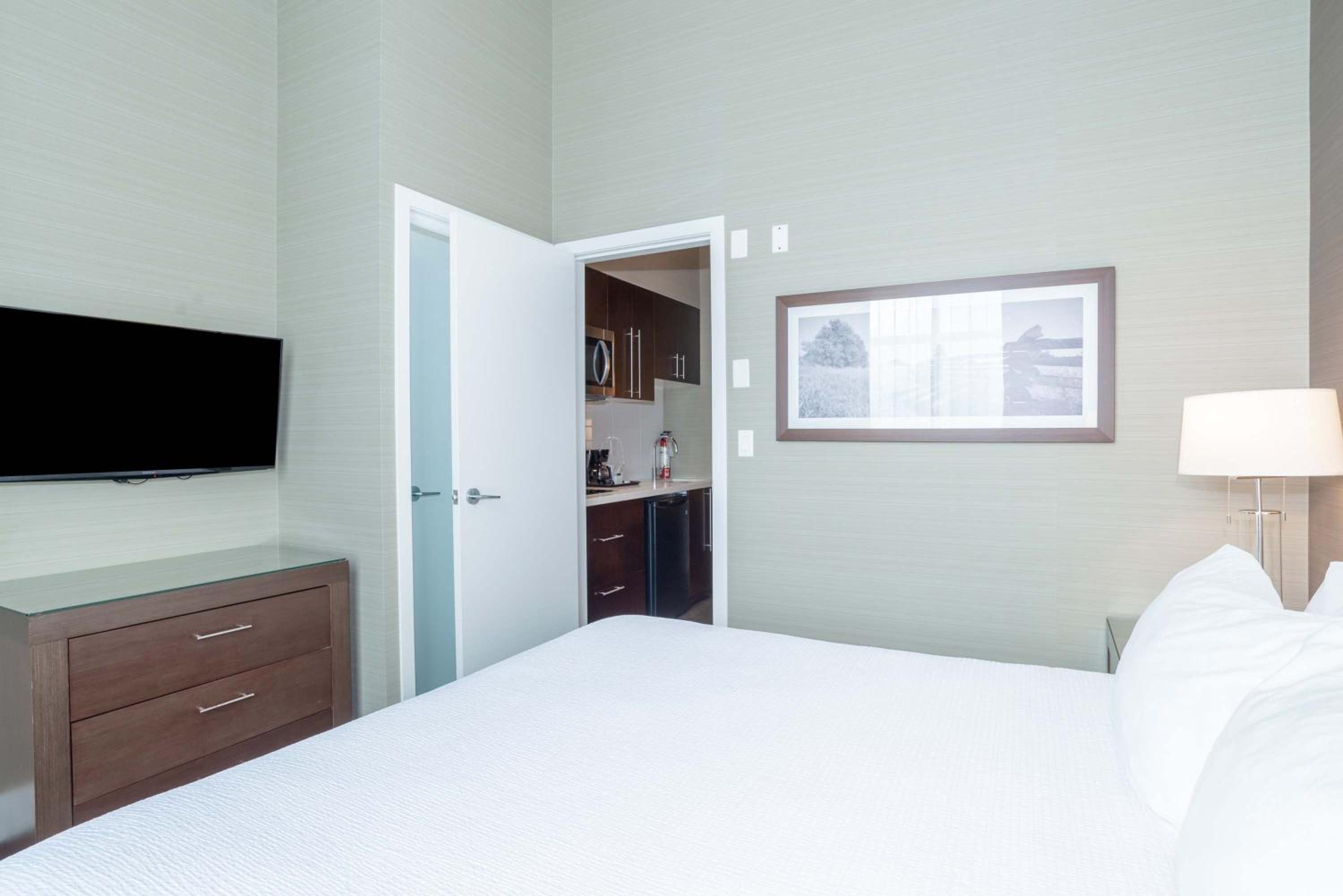 Standard Suite, 1 King Bed, Kitchenette photo 2
