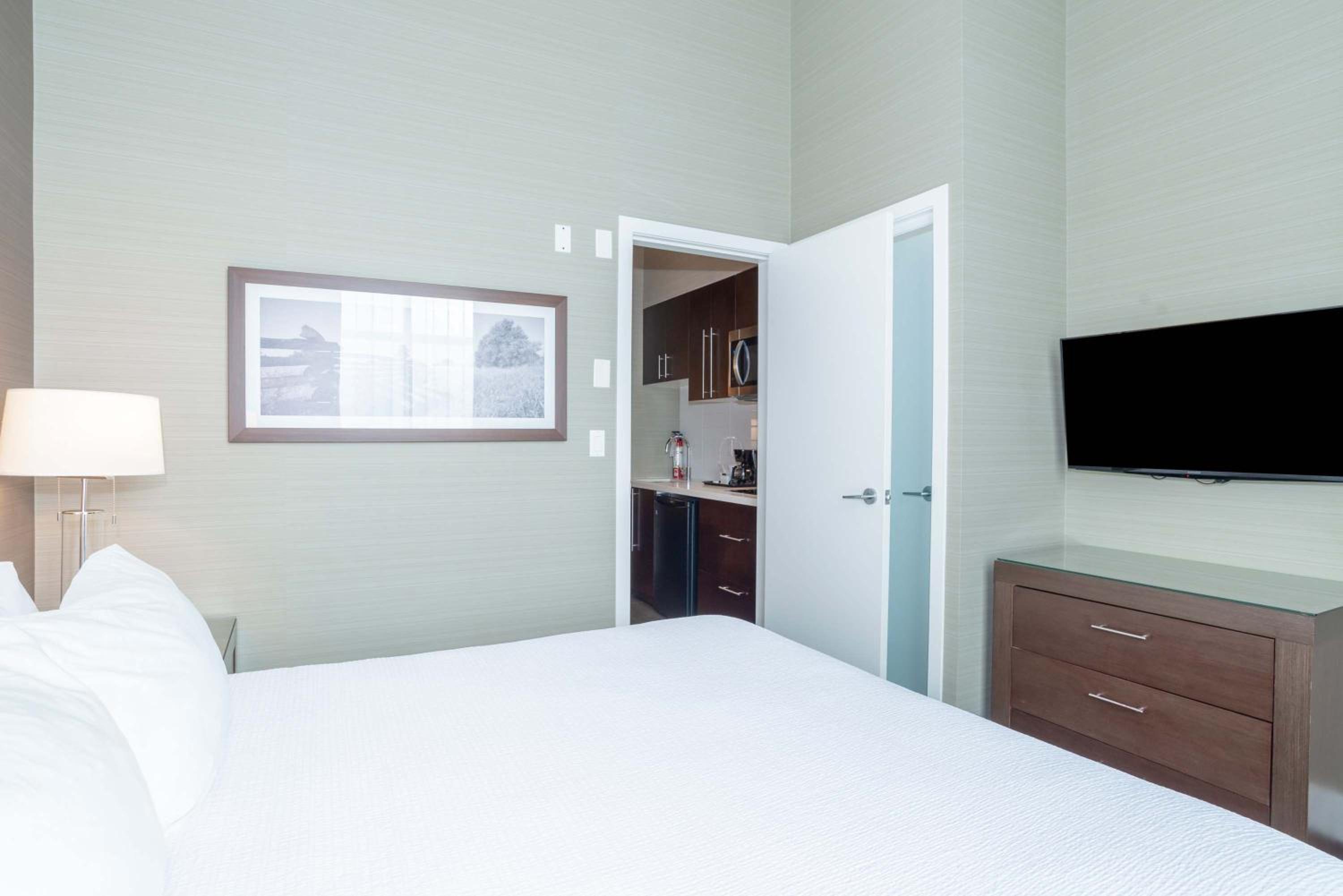 Family Suite, 1 King Bed, Bunk Beds, Kitchenette photo 2