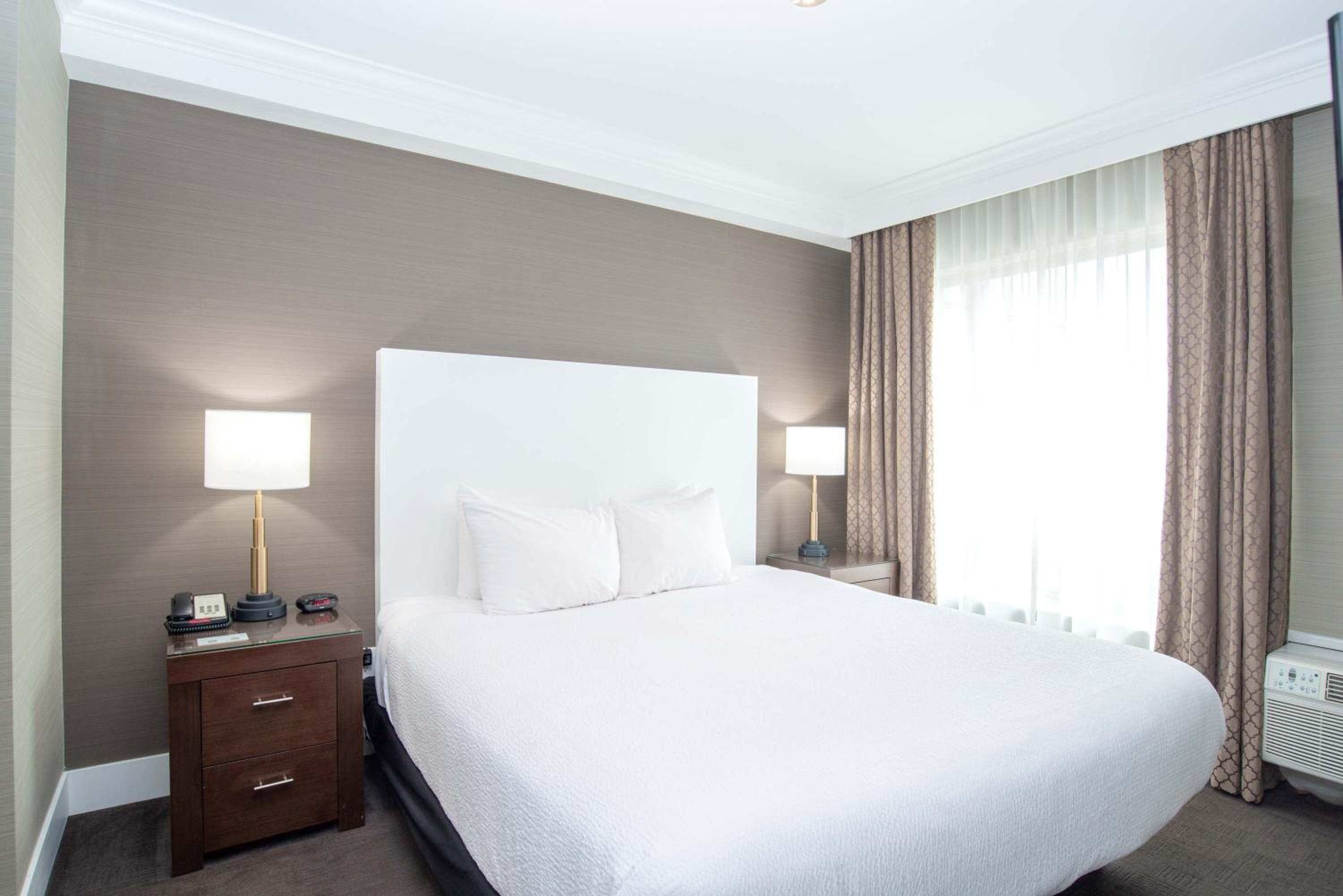 Standard Suite, 1 King Bed, Kitchen photo 1