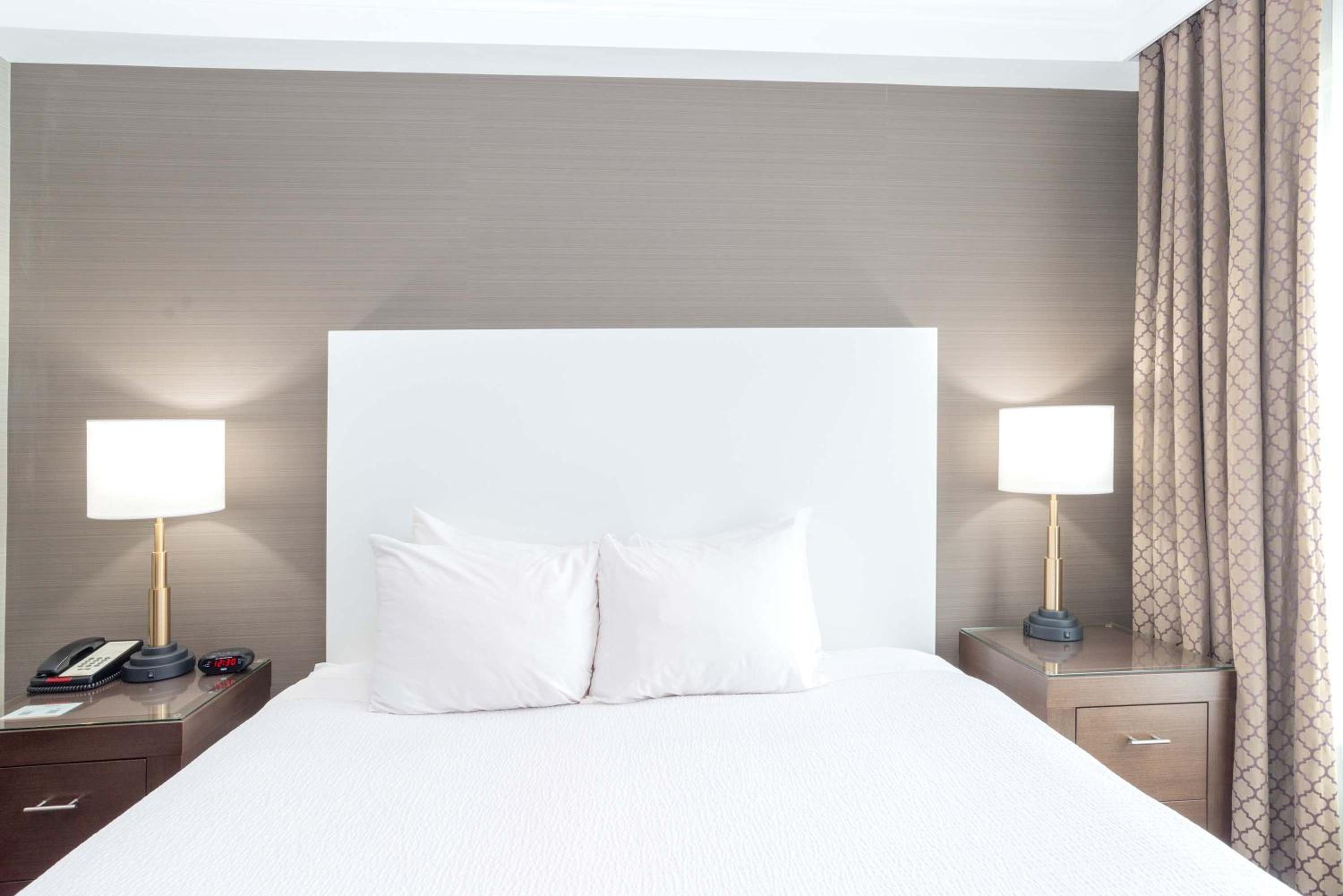 Standard Suite, 1 King Bed, Kitchen photo 2