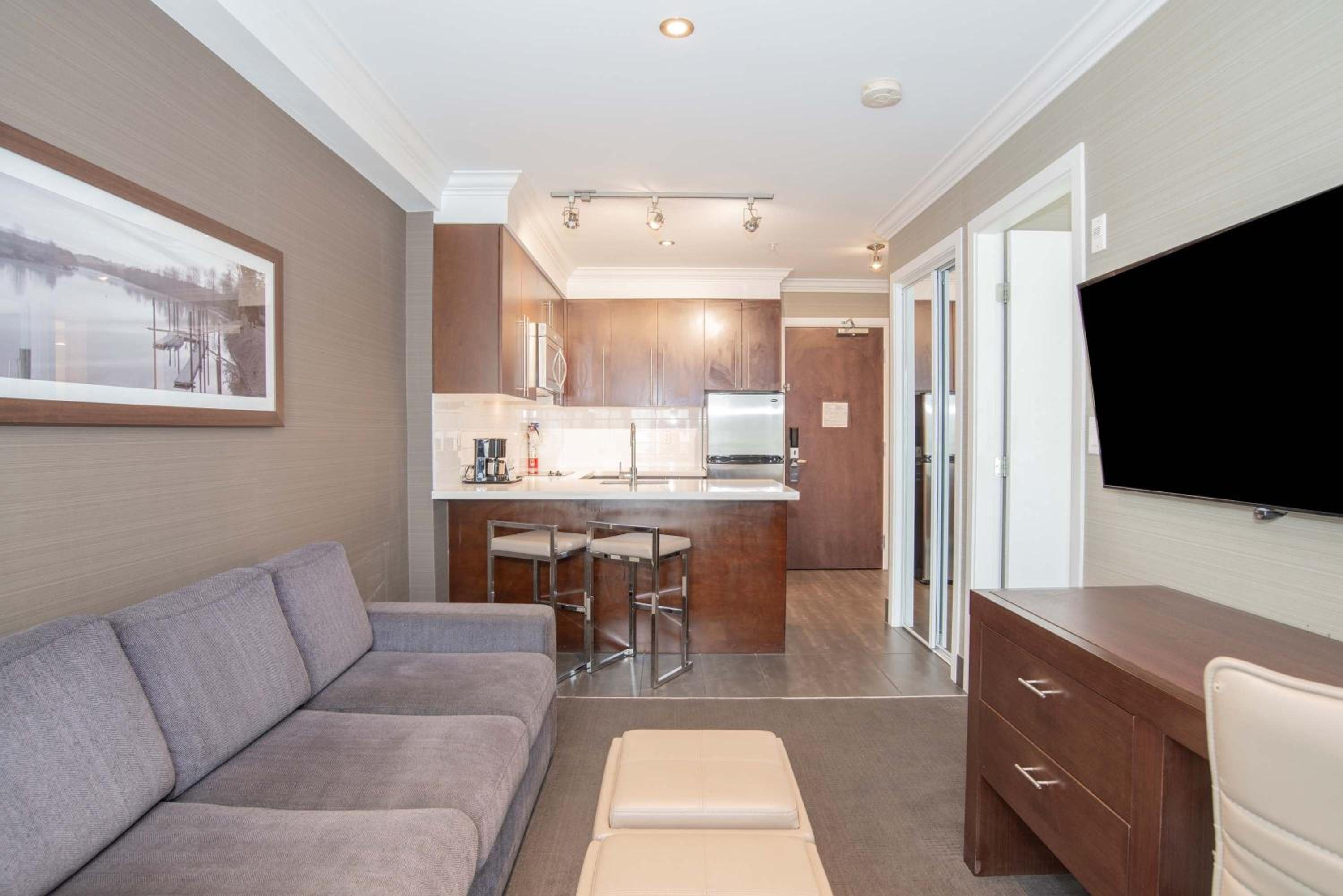 Standard Suite, 1 King Bed, Kitchen photo 3