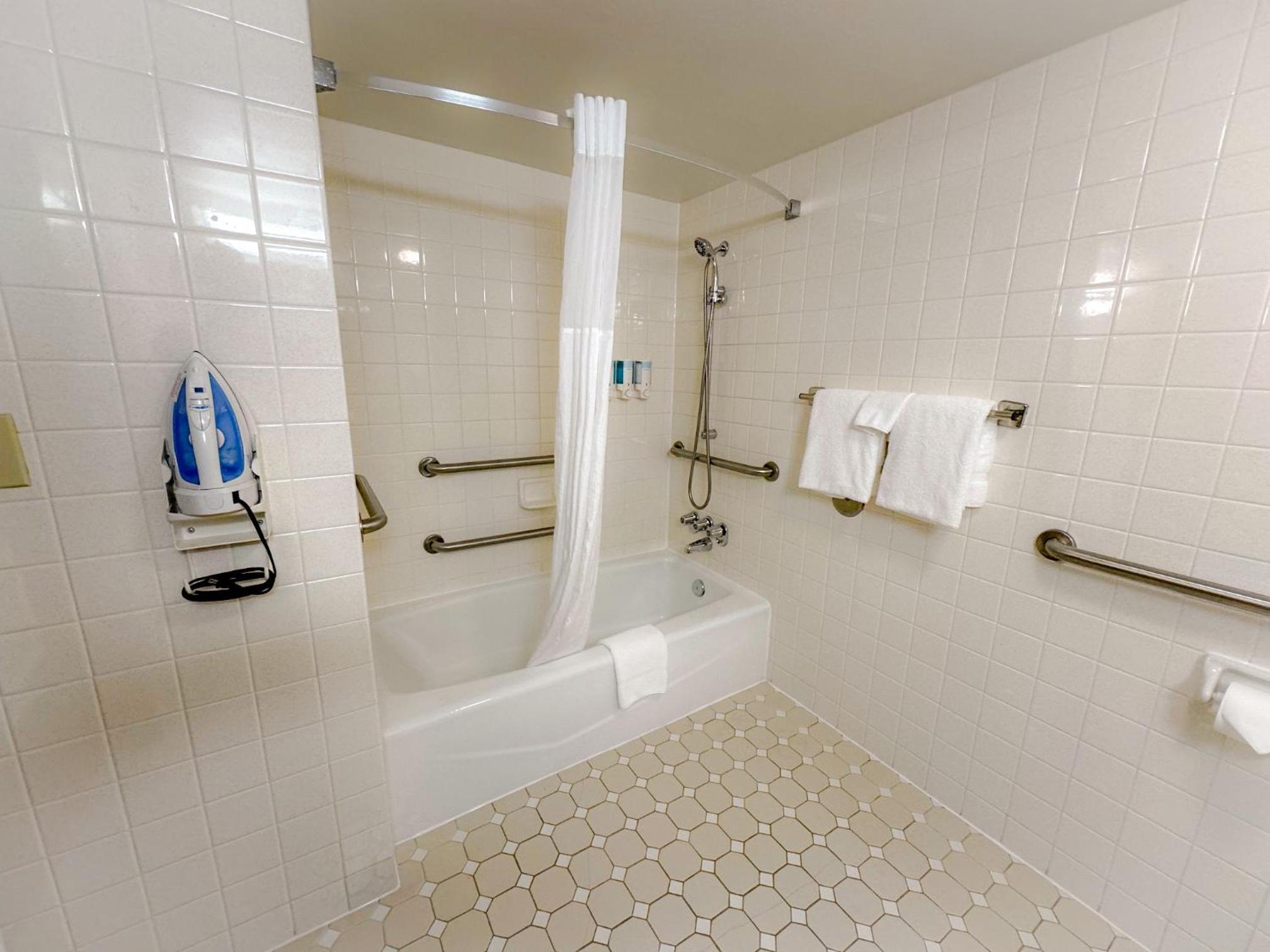 Queen Room with Bath Tub - Mobility/Hearing Accessible - Non-Smoking - Photo 4
