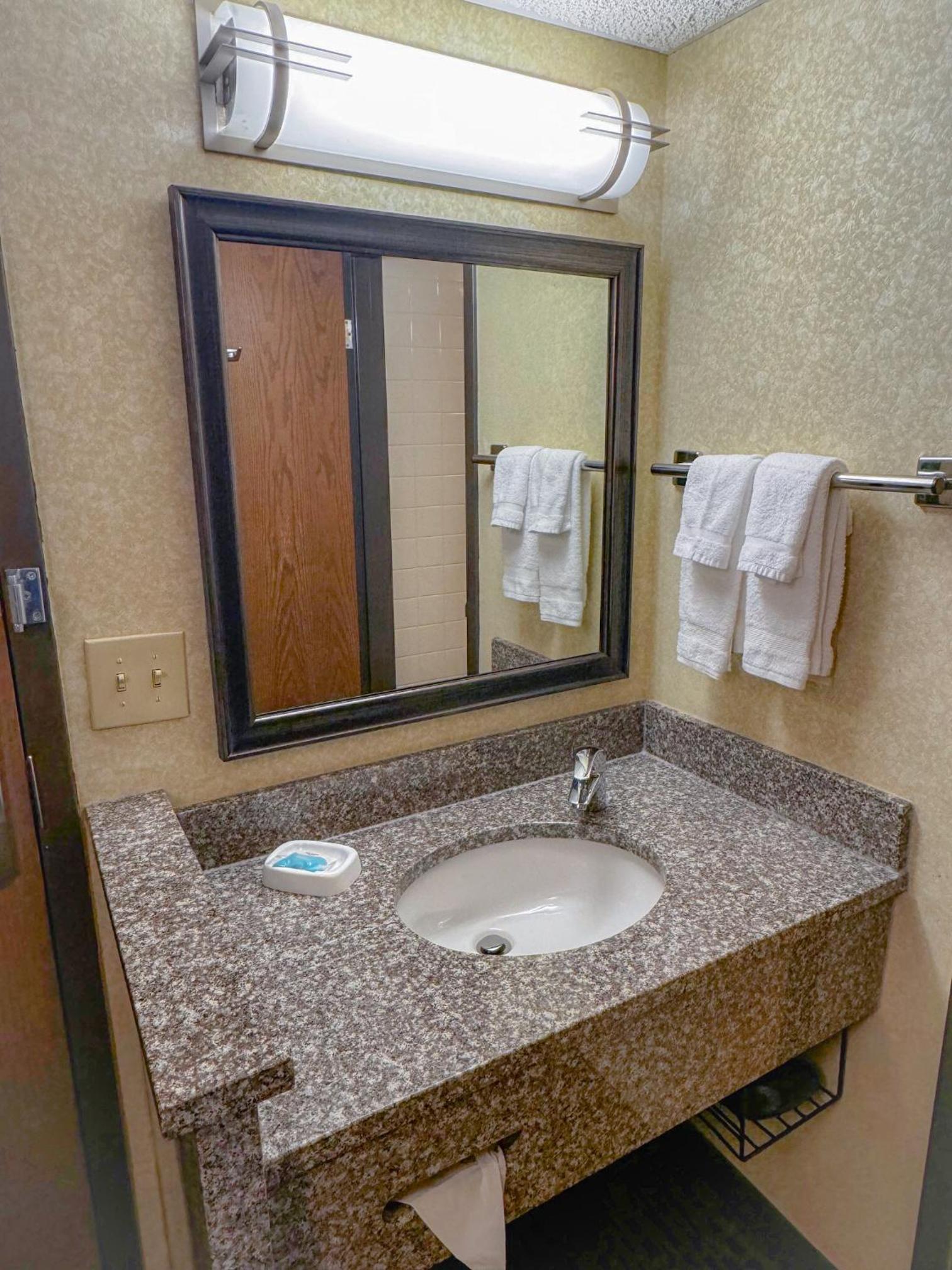 Queen Room - Non-Smoking - Photo 3