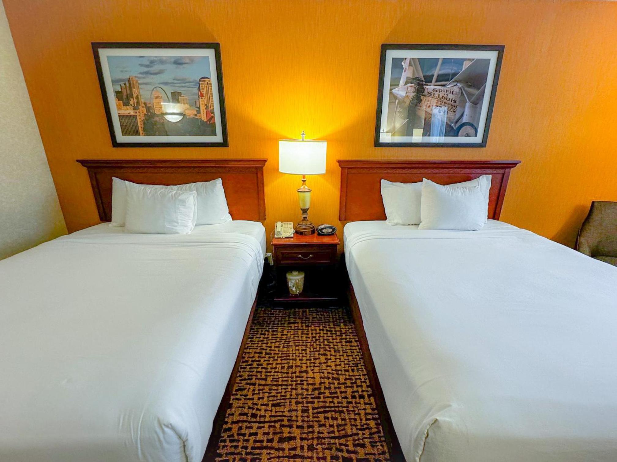 Queen Room with Two Queen Beds - Non-Smoking - Photo 5