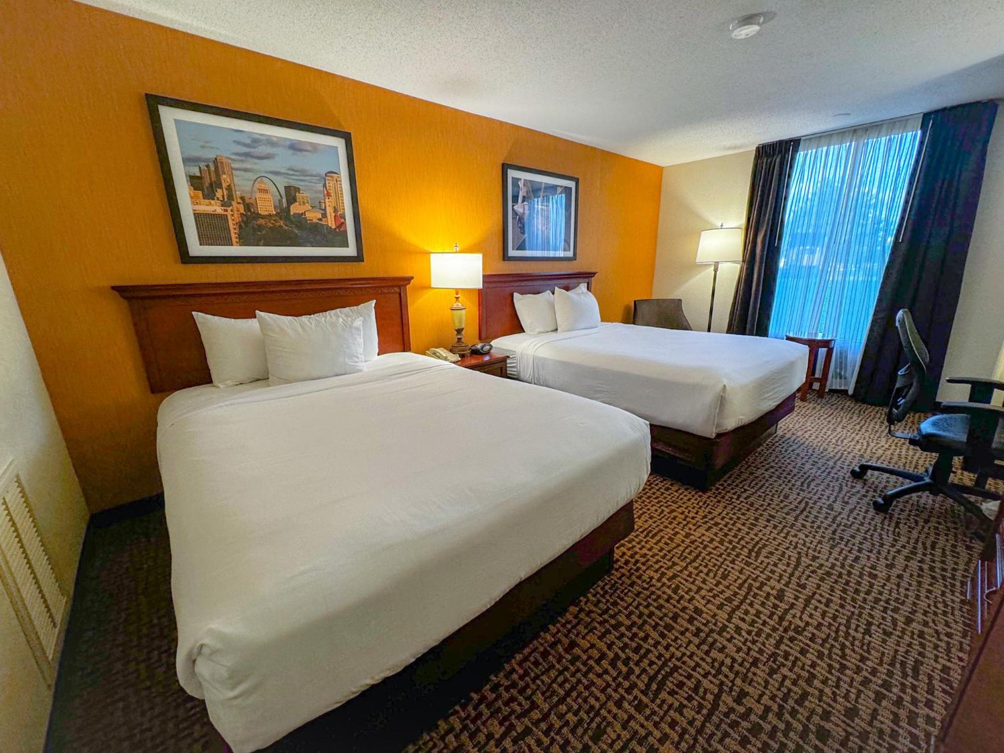 Queen Room with Two Queen Beds - Non-Smoking - Photo 4