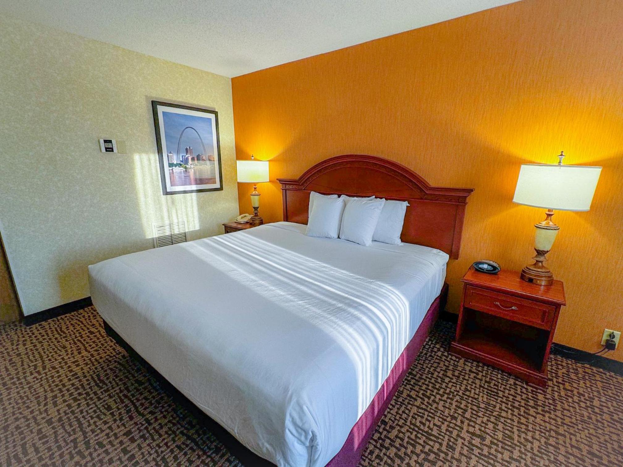 King Room - Non-Smoking - Photo 2