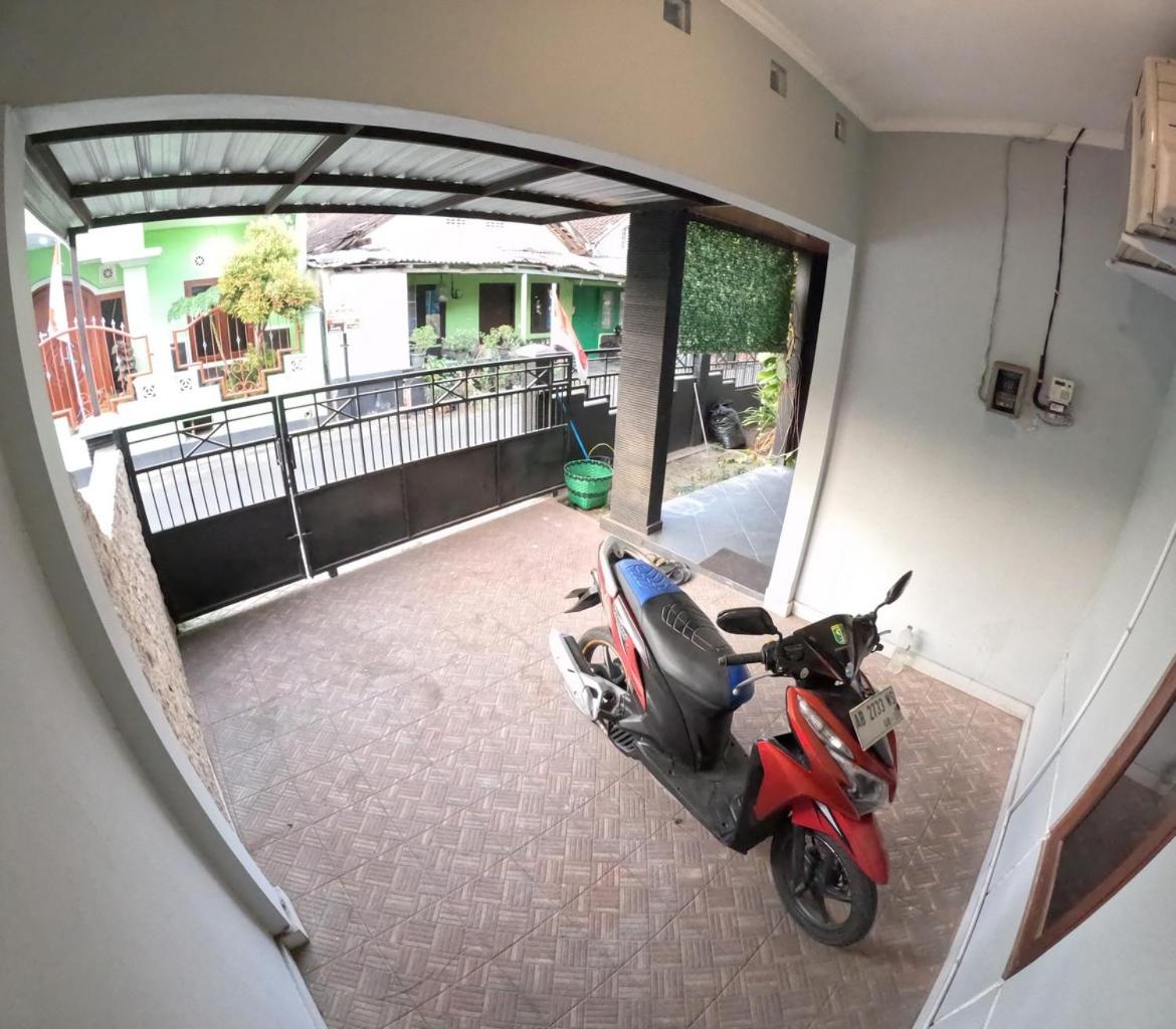 Three-Bedroom House photo 3