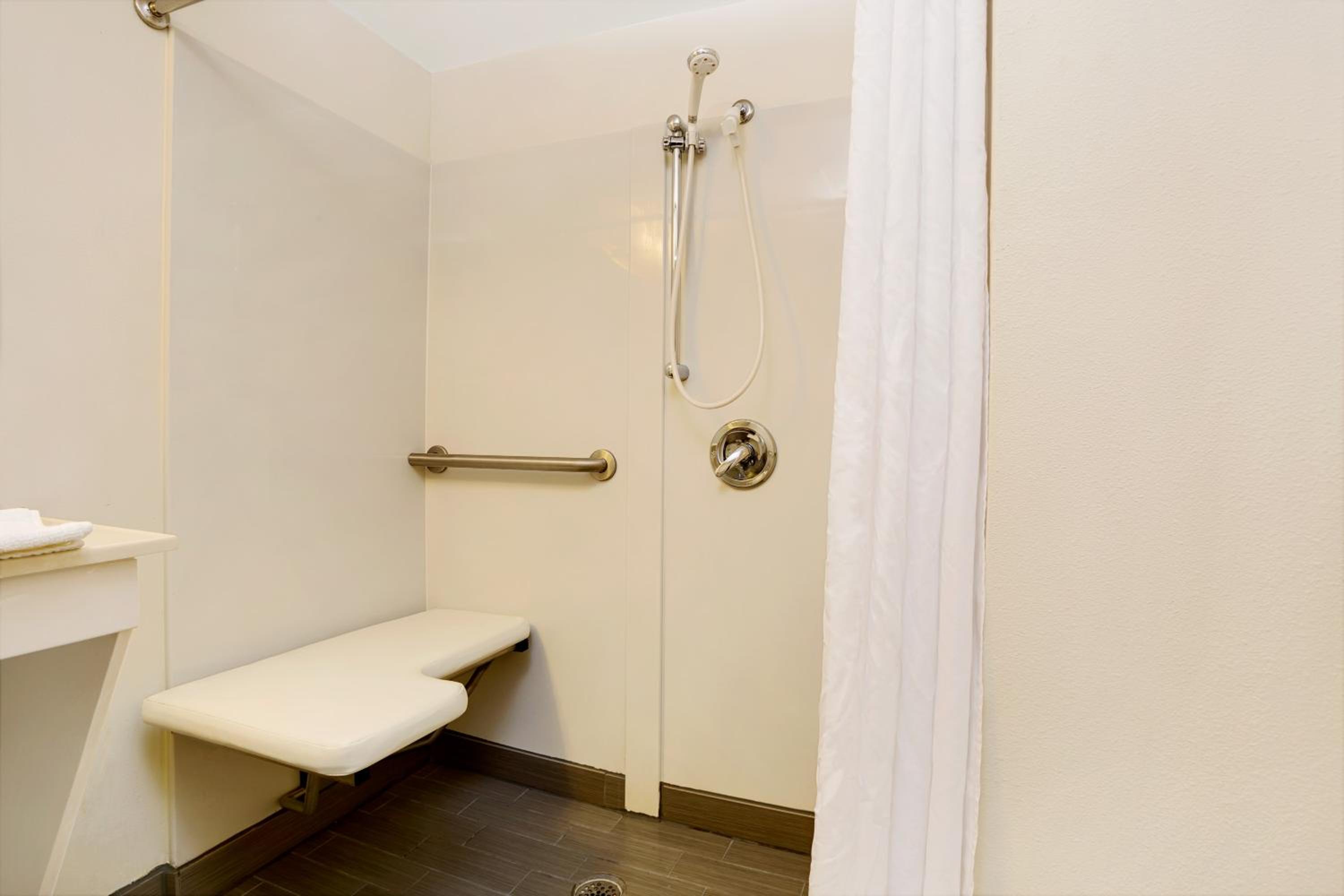 King Room - Disability Access - Non-Smoking - Photo 4