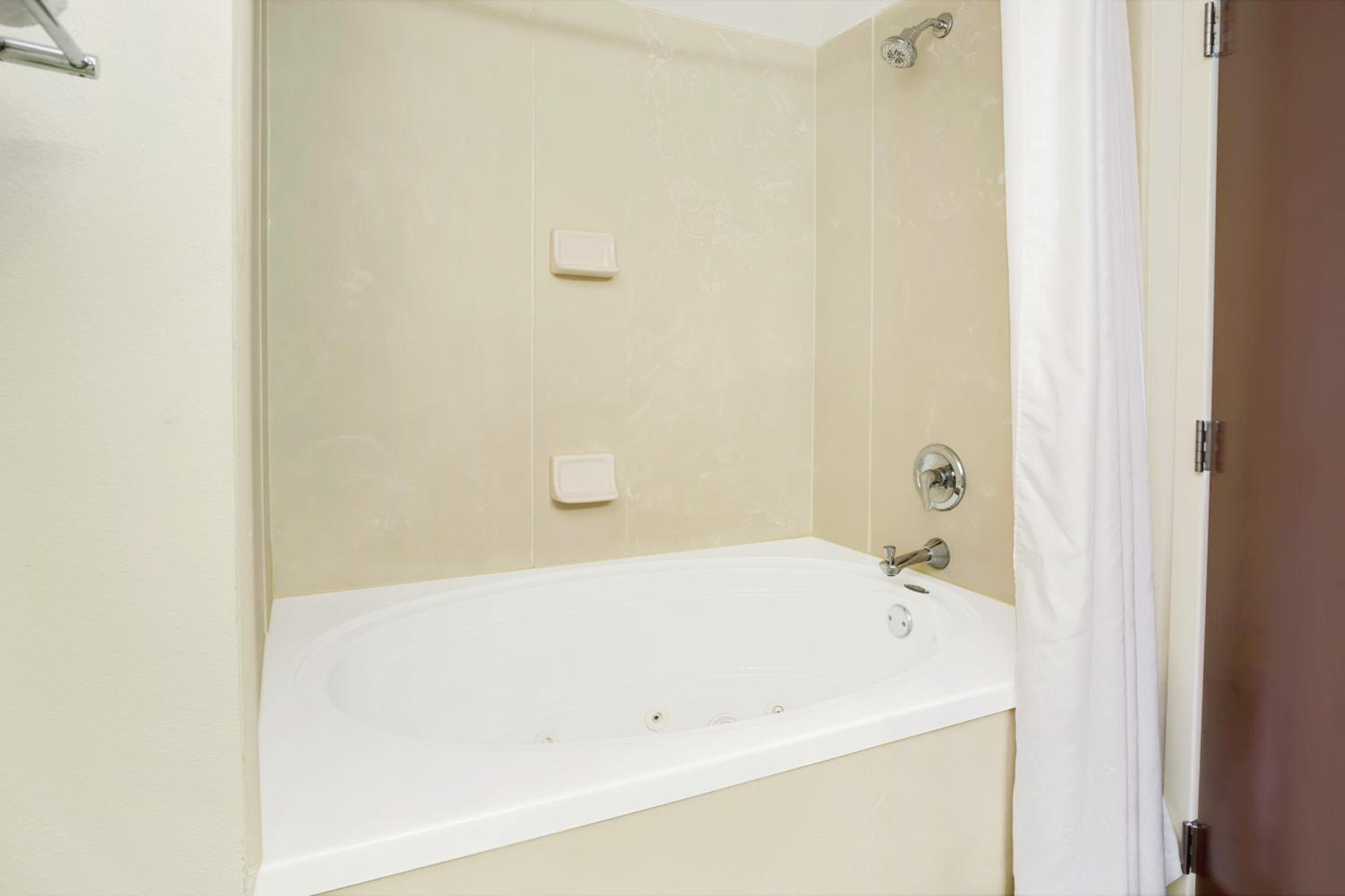 King Suite - Non-Smoking - Photo 4