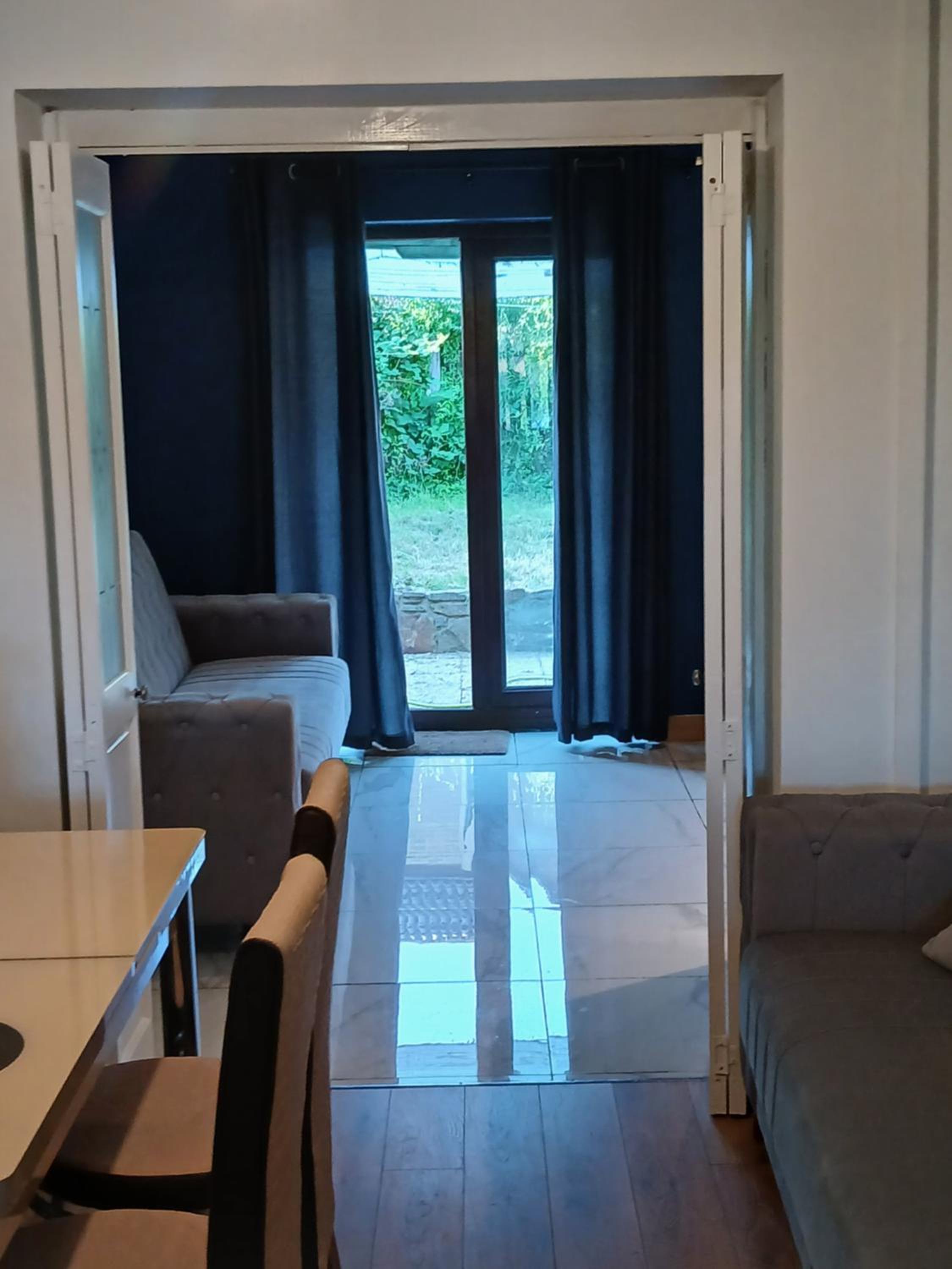Six-Bedroom House photo 2