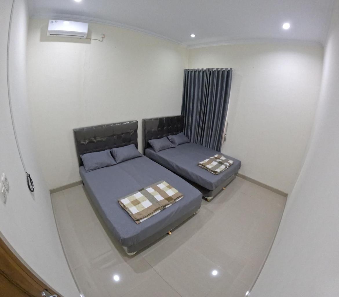 Six-Bedroom House photo 1