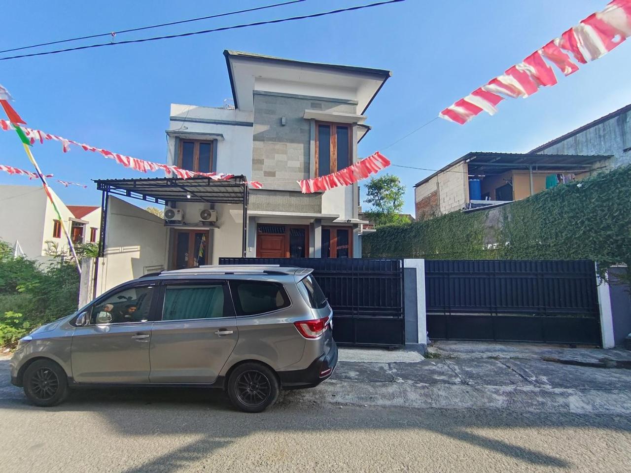 Six-Bedroom House photo 3