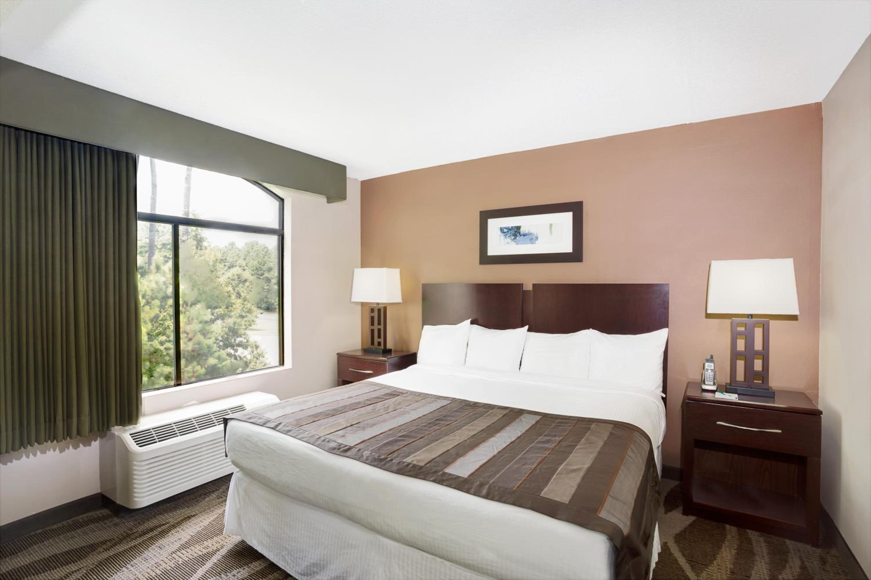 King Suite - Non-Smoking - Photo 5