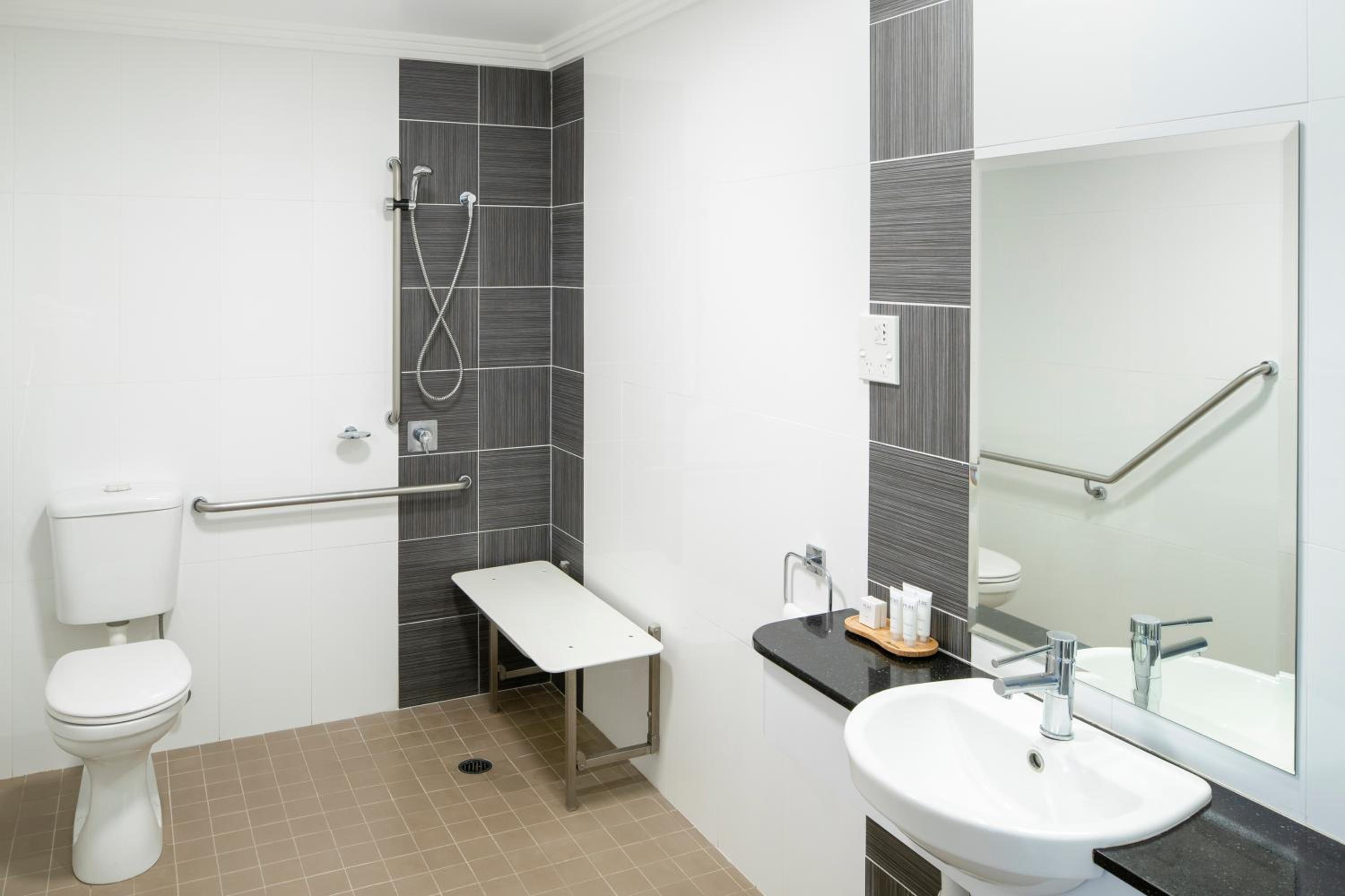 Accessible Superior Room with One King Bed - Photo 4