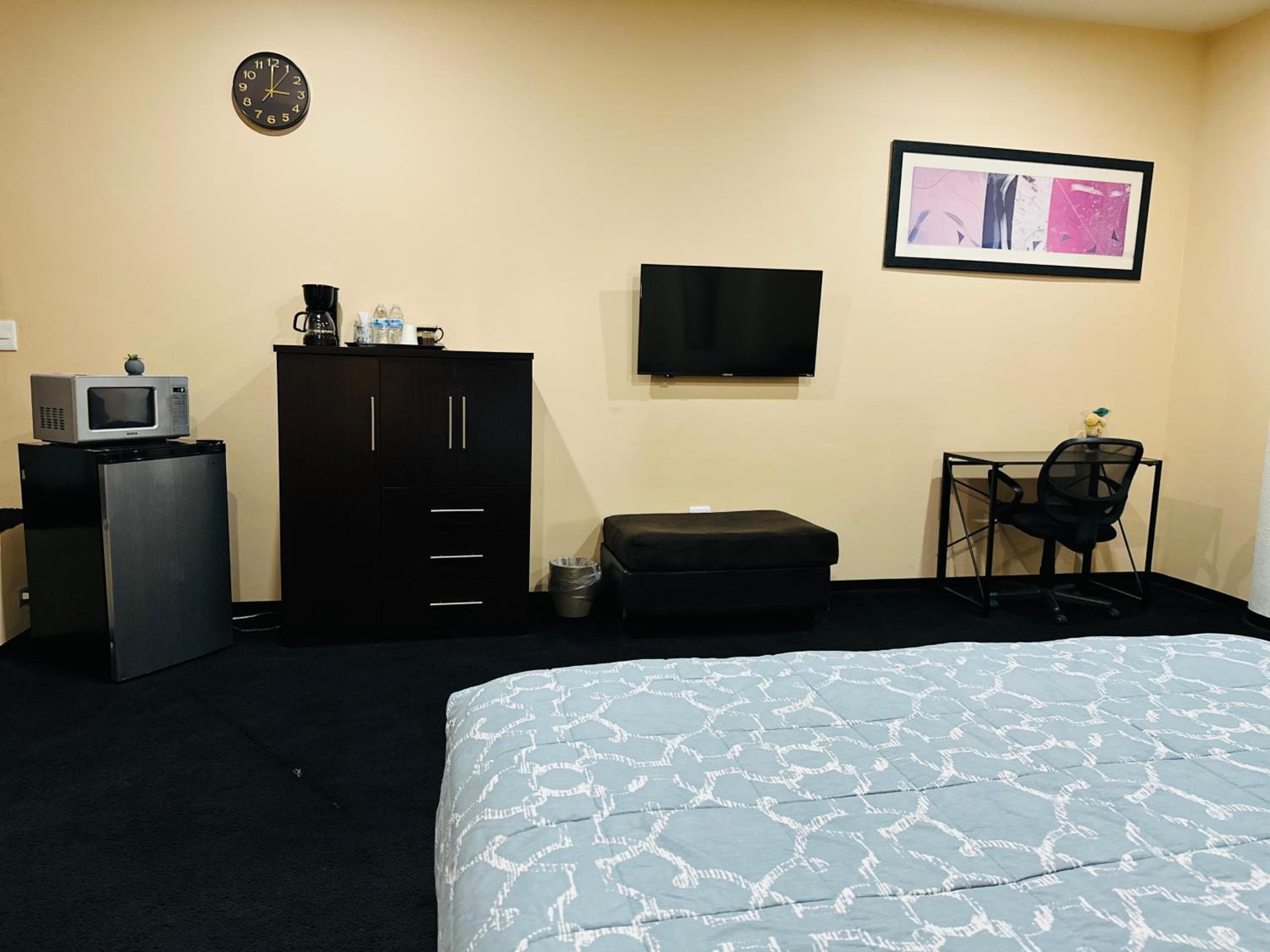 Queen Suite - Photo 1