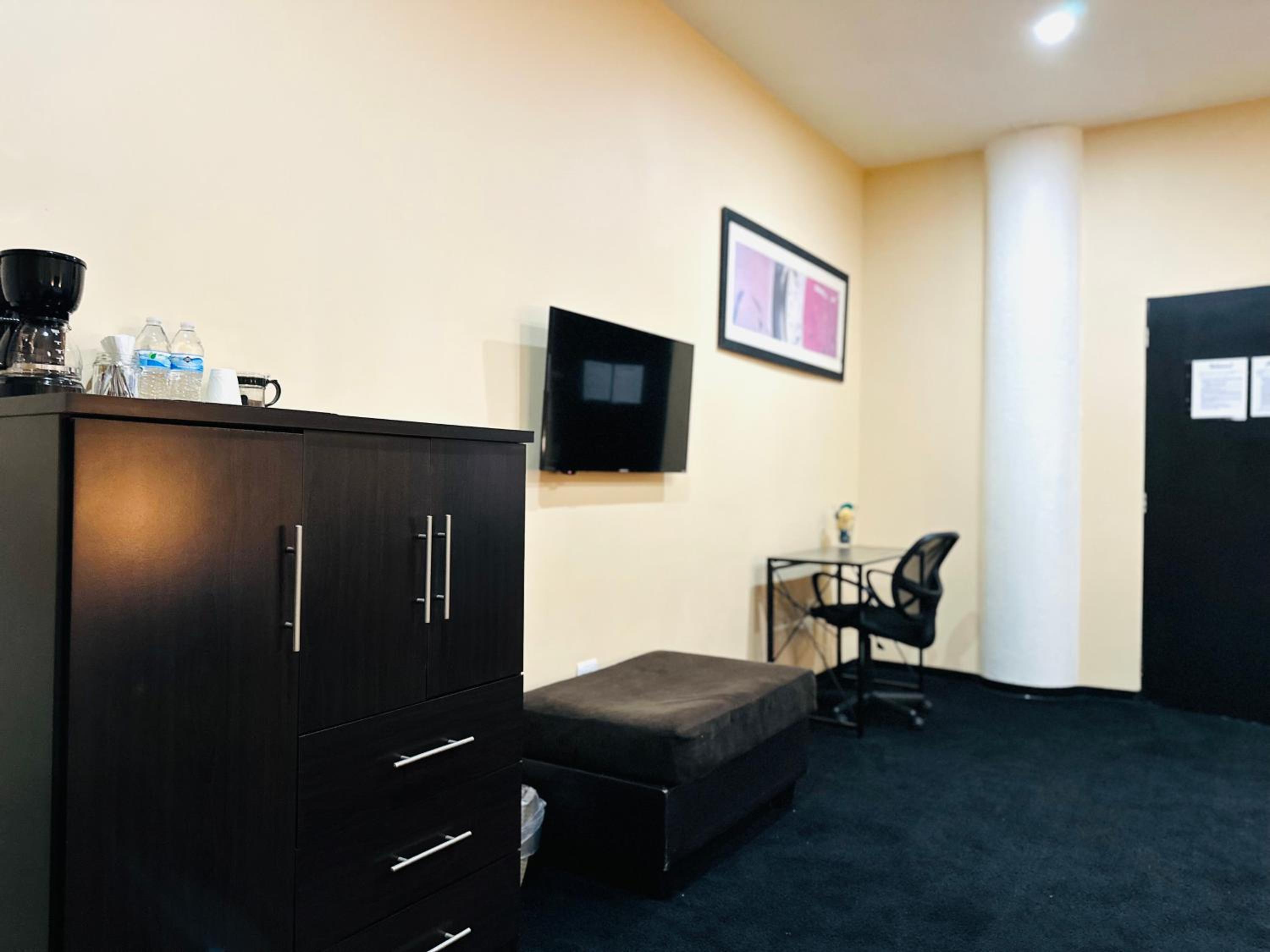 Queen Suite - Photo 12