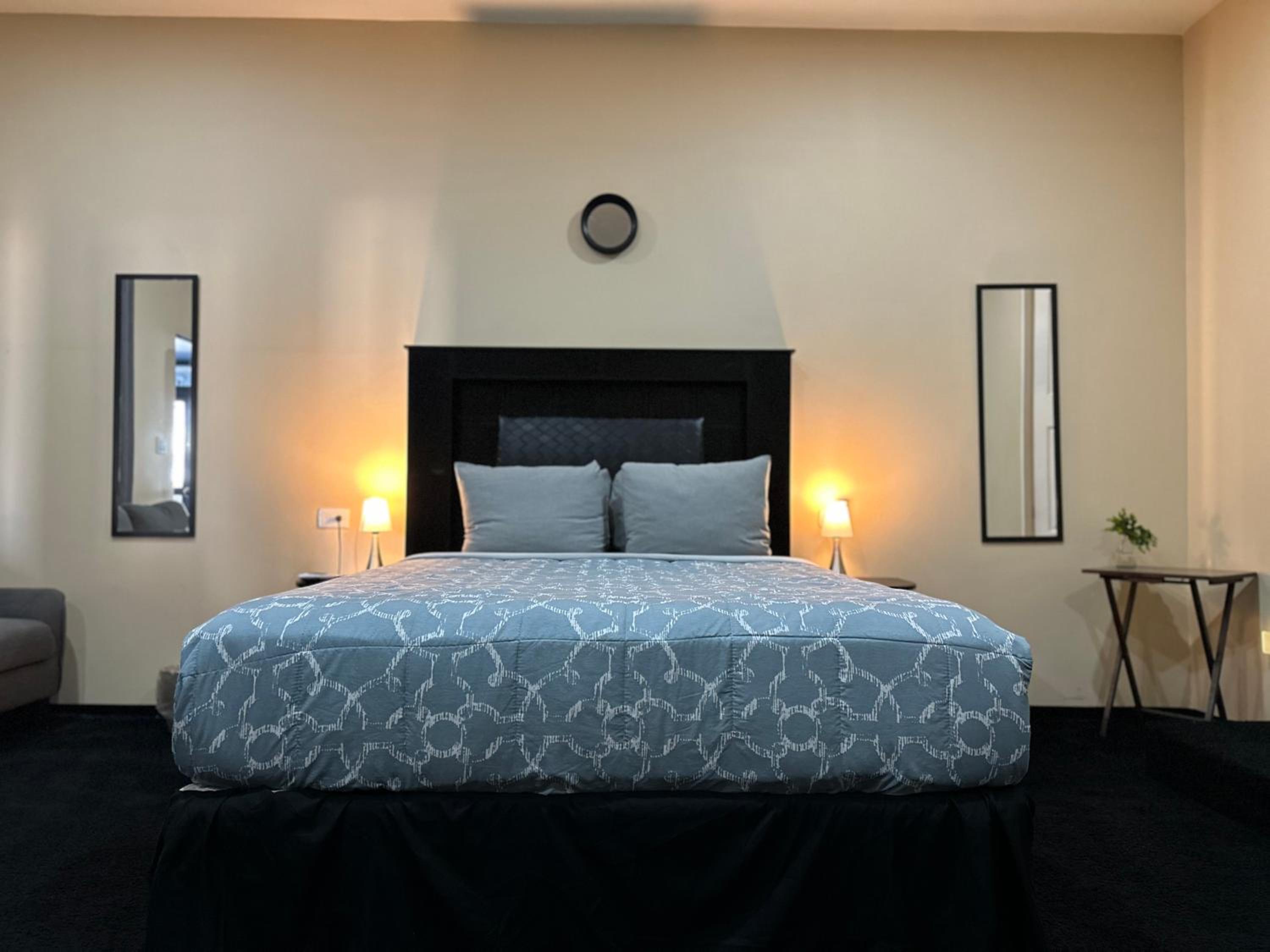 Queen Suite - Photo 8