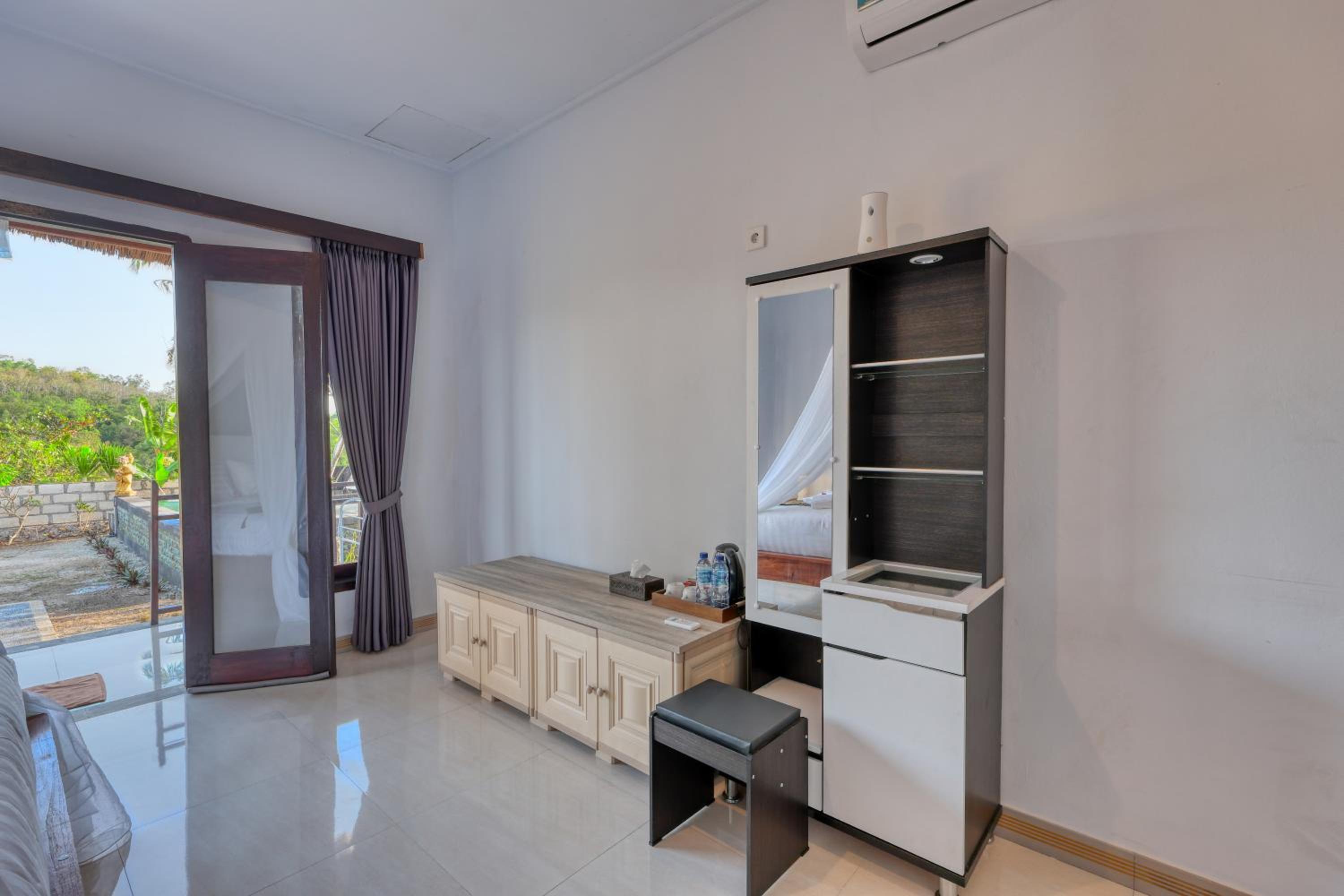 Double Room with Pool View - Photo 14