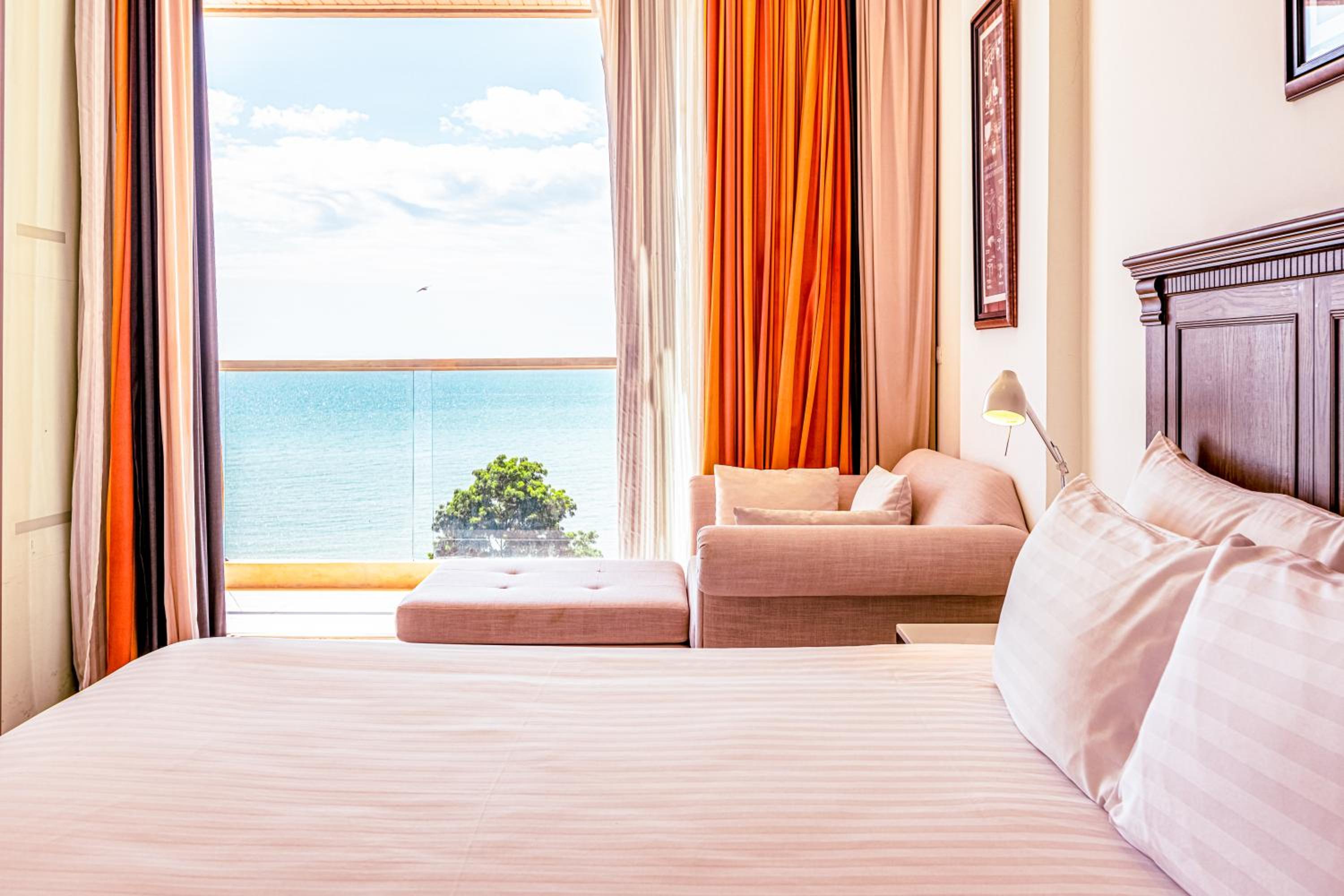 Deluxe Ocean View King Bed thumbnail 5