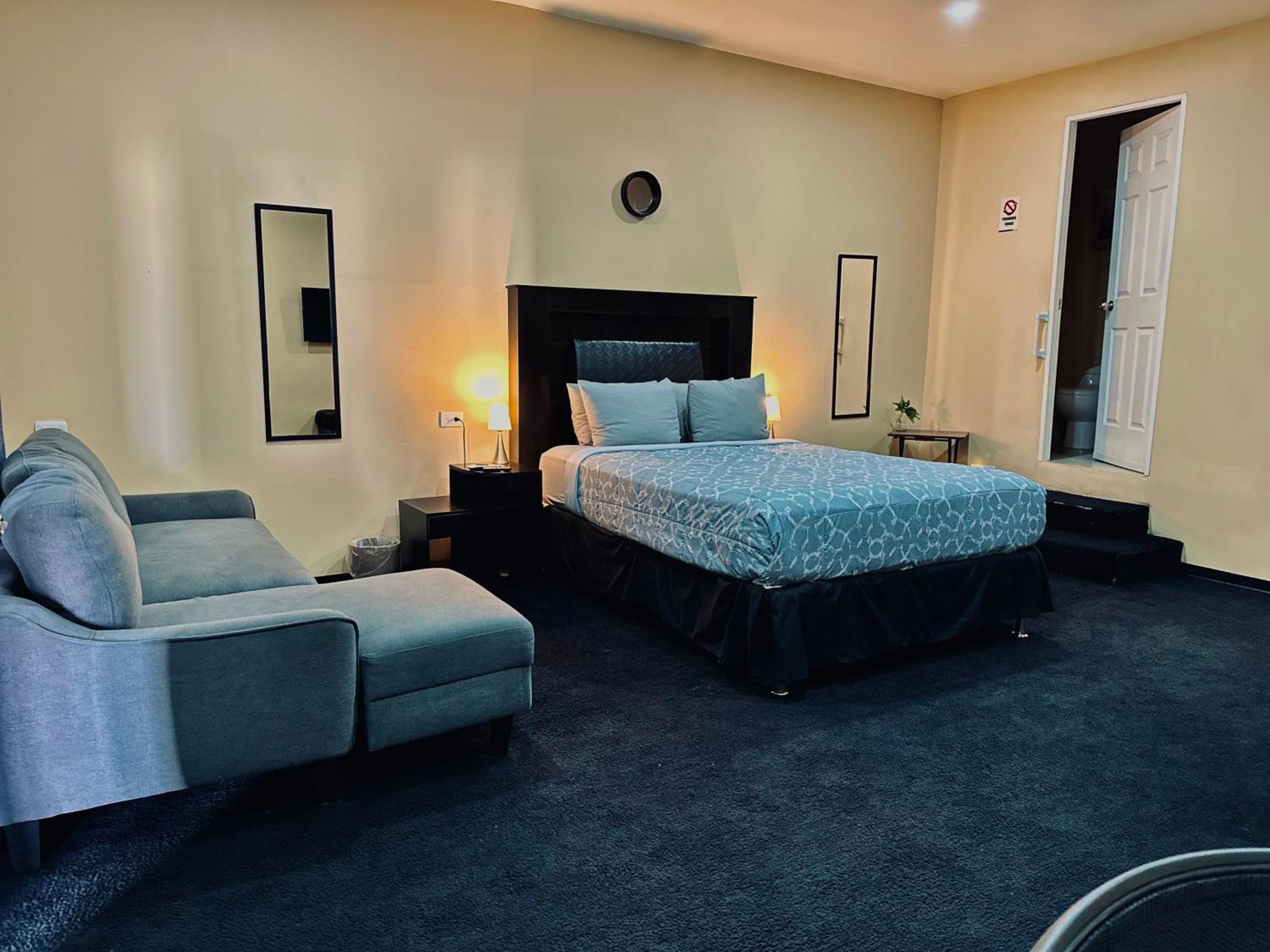 Queen Suite - Photo 7