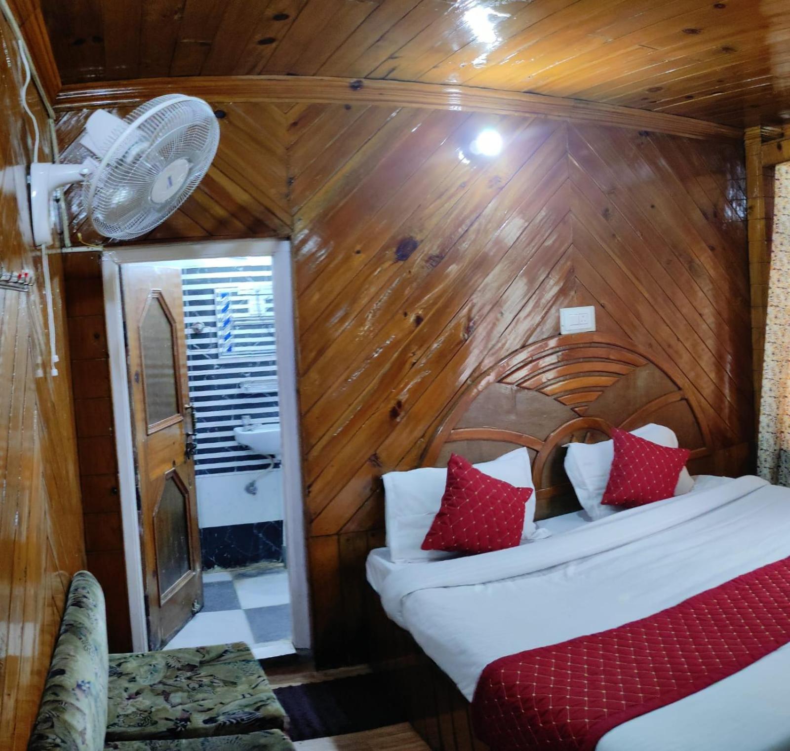 Double Room With Private Bathroom photo 1