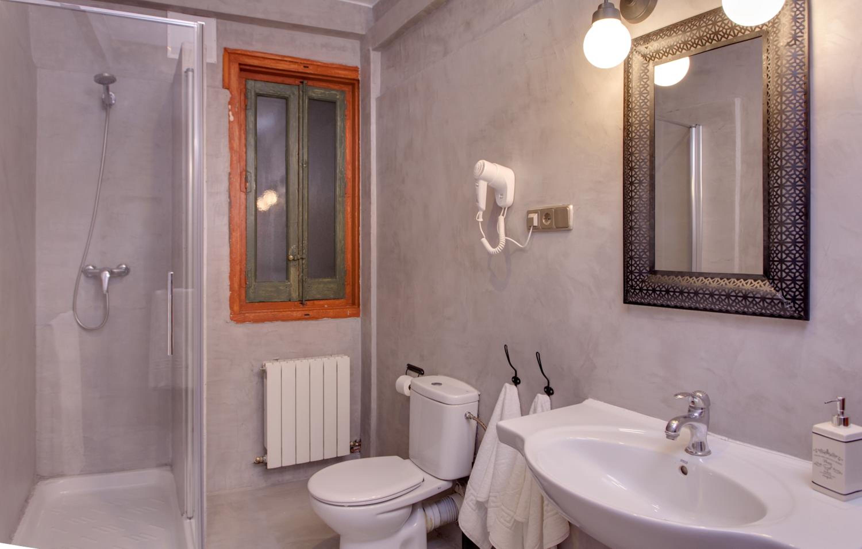 Double with Shared Bathroom with Balcony photo 2