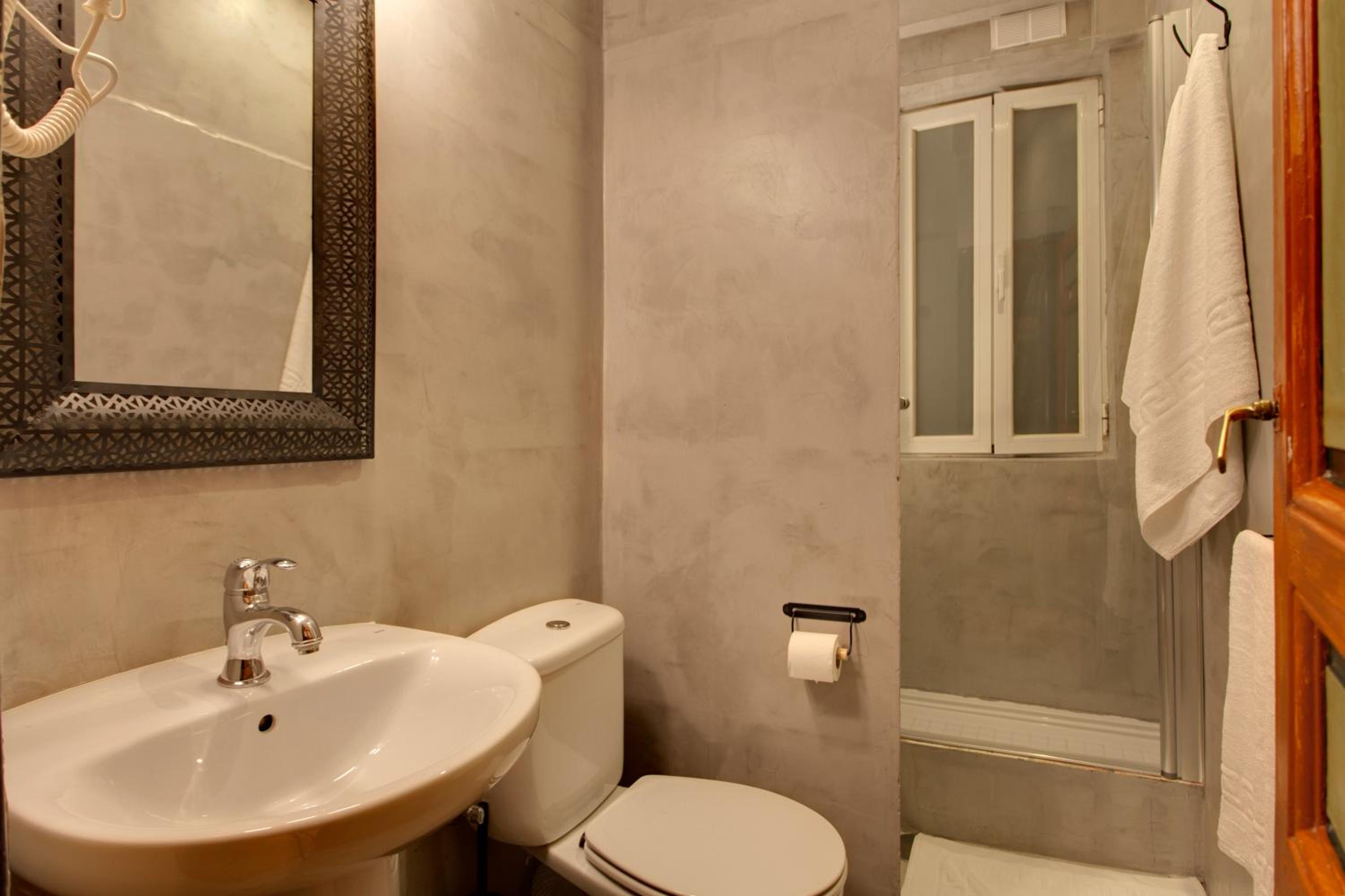 Double with Shared Bathroom with Balcony photo 3