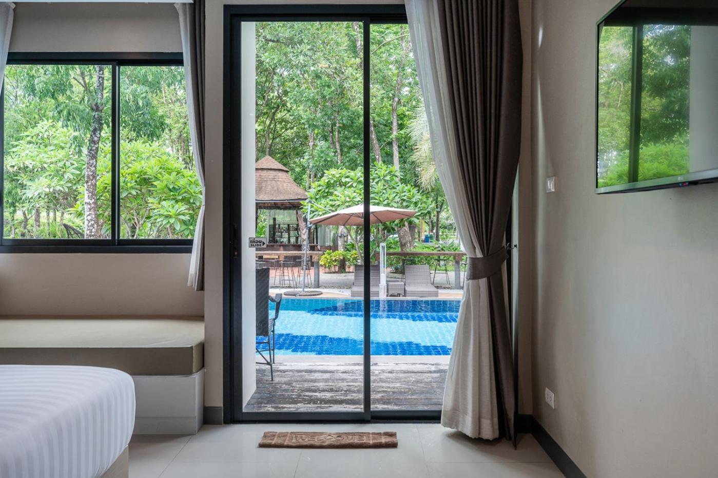 Deluxe Double Room with Pool Access - Photo 4