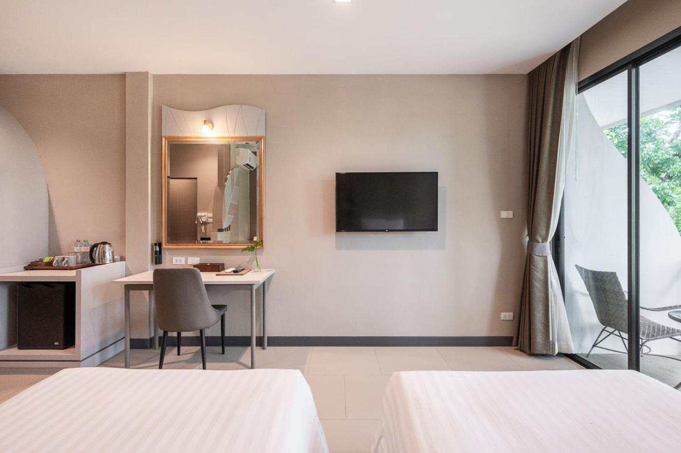Deluxe Double Room with Pool View - Photo 4