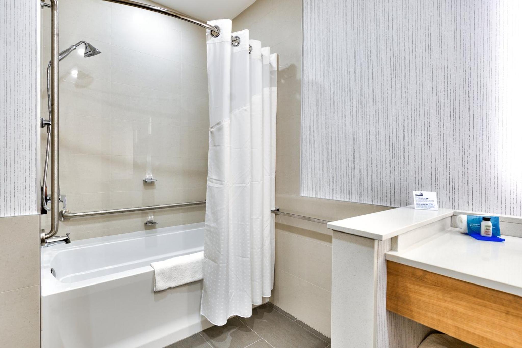 Queen Room with Two Queen Beds - Disability Access with Bath Tub photo 2