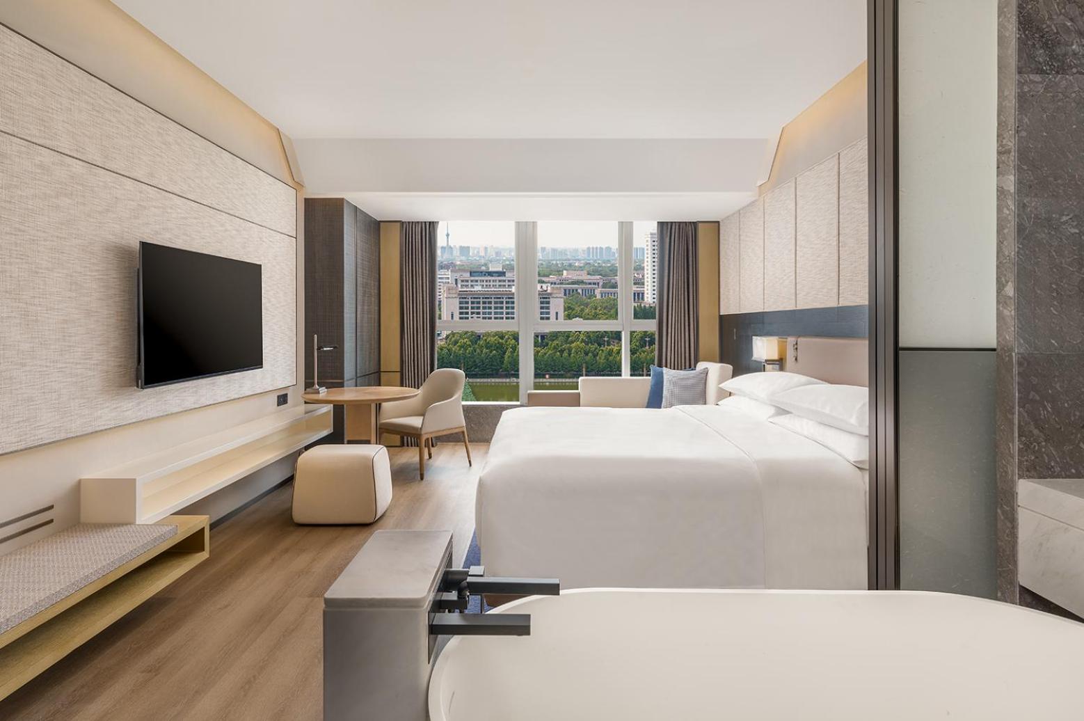 Deluxe King Room with Lake View photo 2