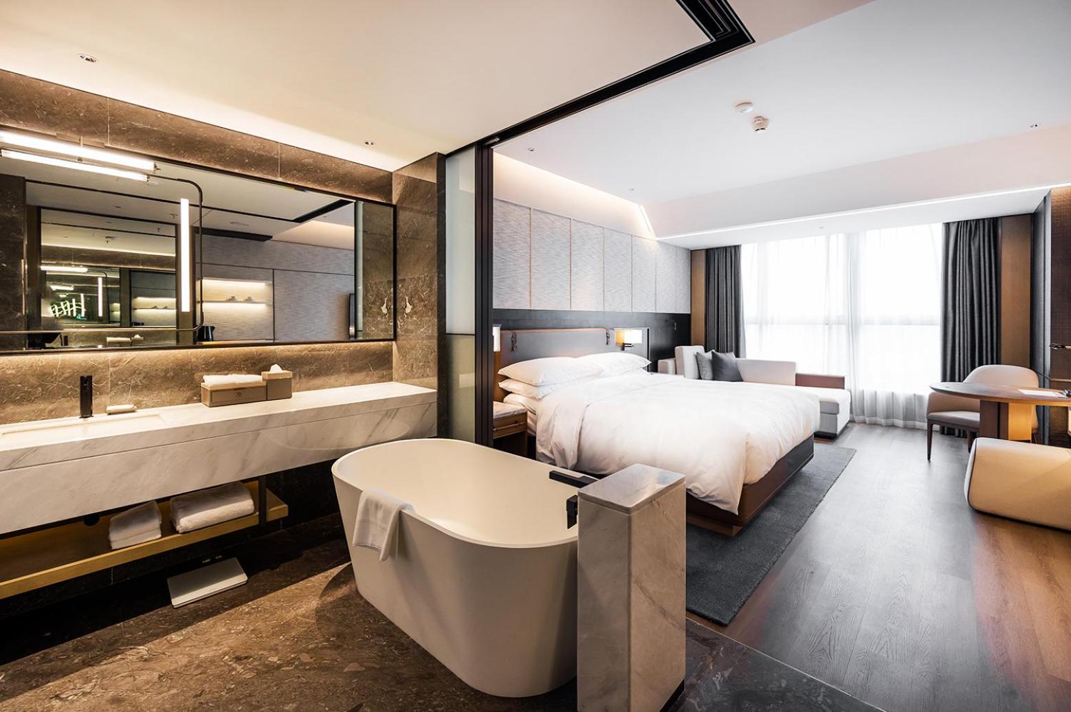 Deluxe King Room with Lake View photo 1