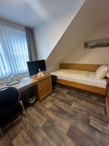 Small Single Room - Street side photo 1