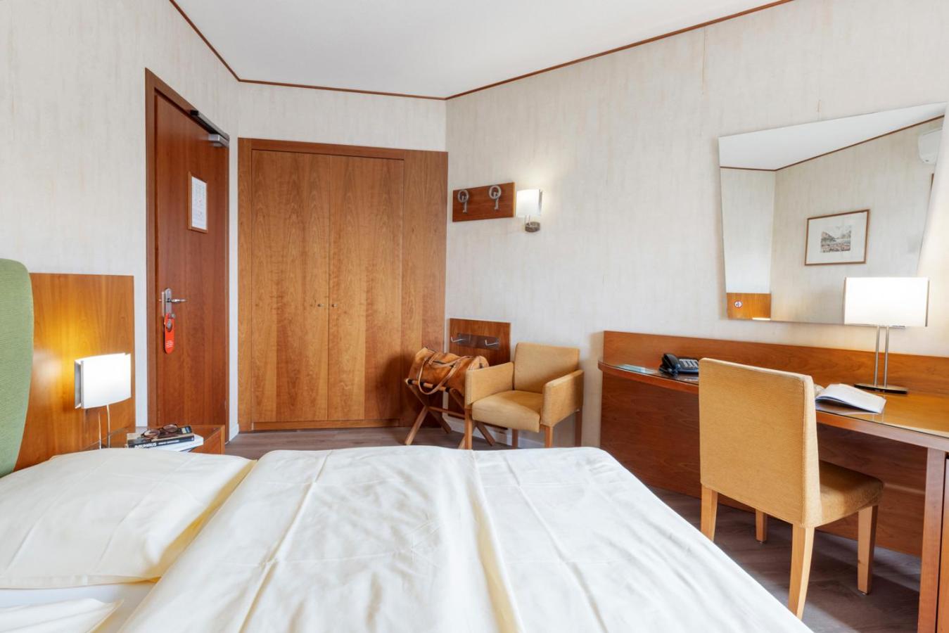Smart Queen Room - Photo 6